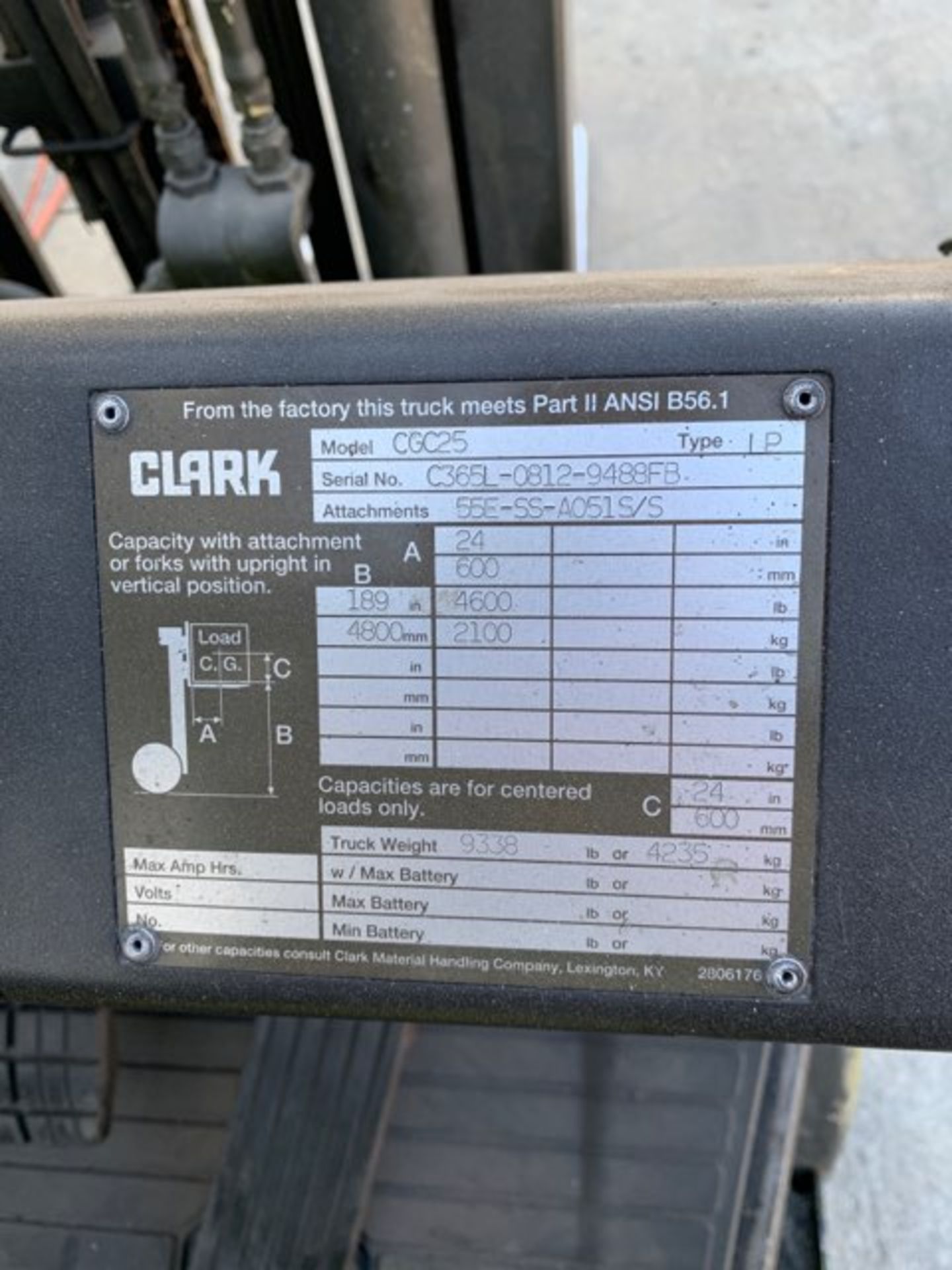 CLARK 4600 LB CAPACITY FORKLIFT - Image 2 of 4