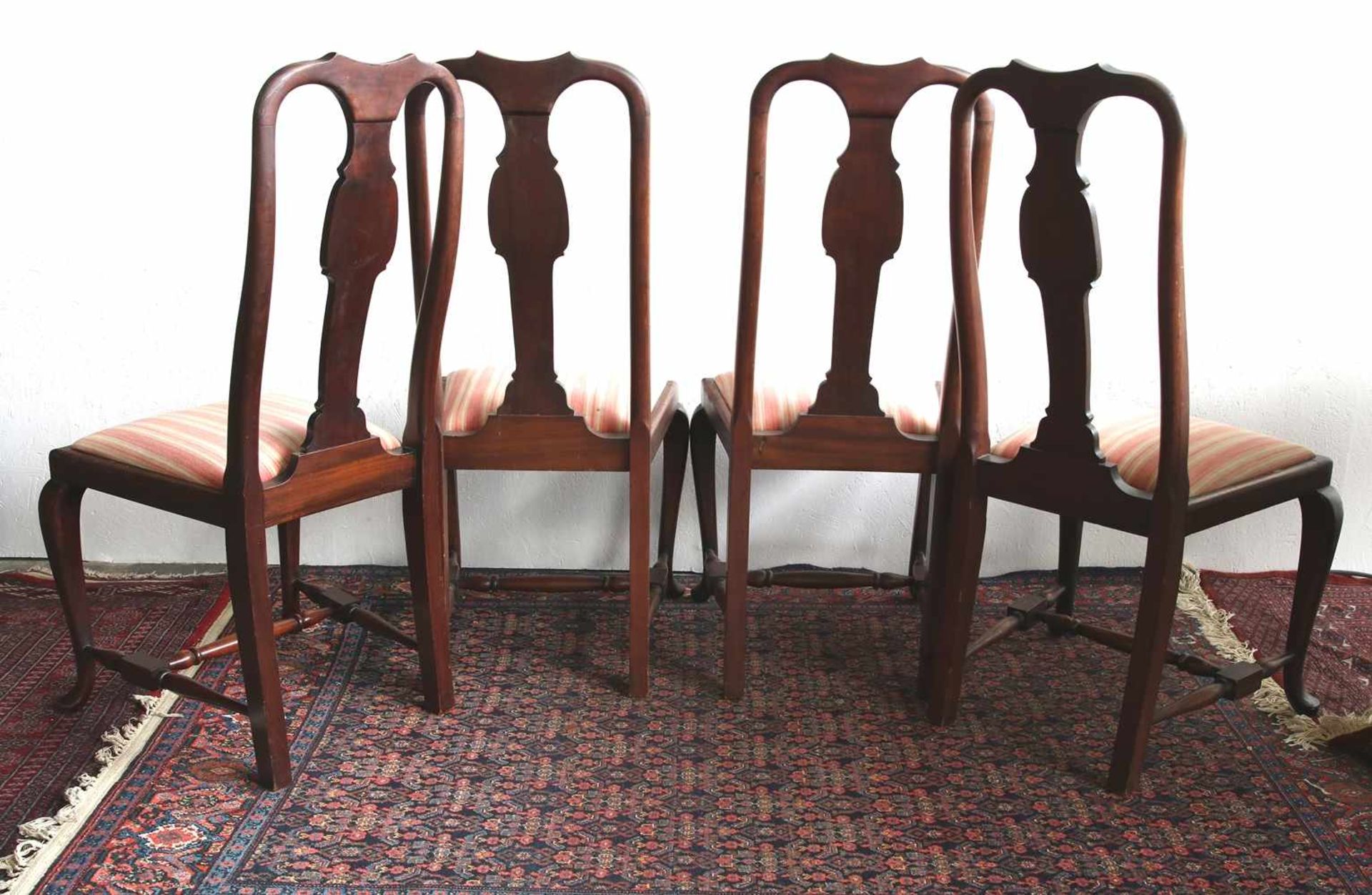 Vier englische Stühle< - Bild 2 aus 3