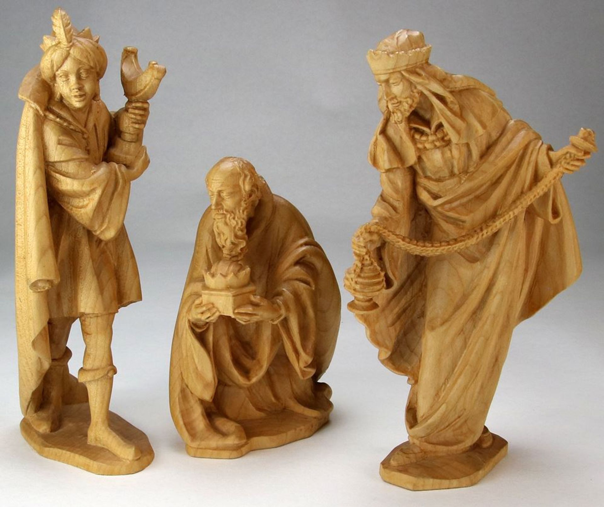 KrippefigurenDeutsch 20. Jh. Heilige Familie mit Krippe, Hirten, Tieren und den Heiligen drei - Bild 4 aus 7