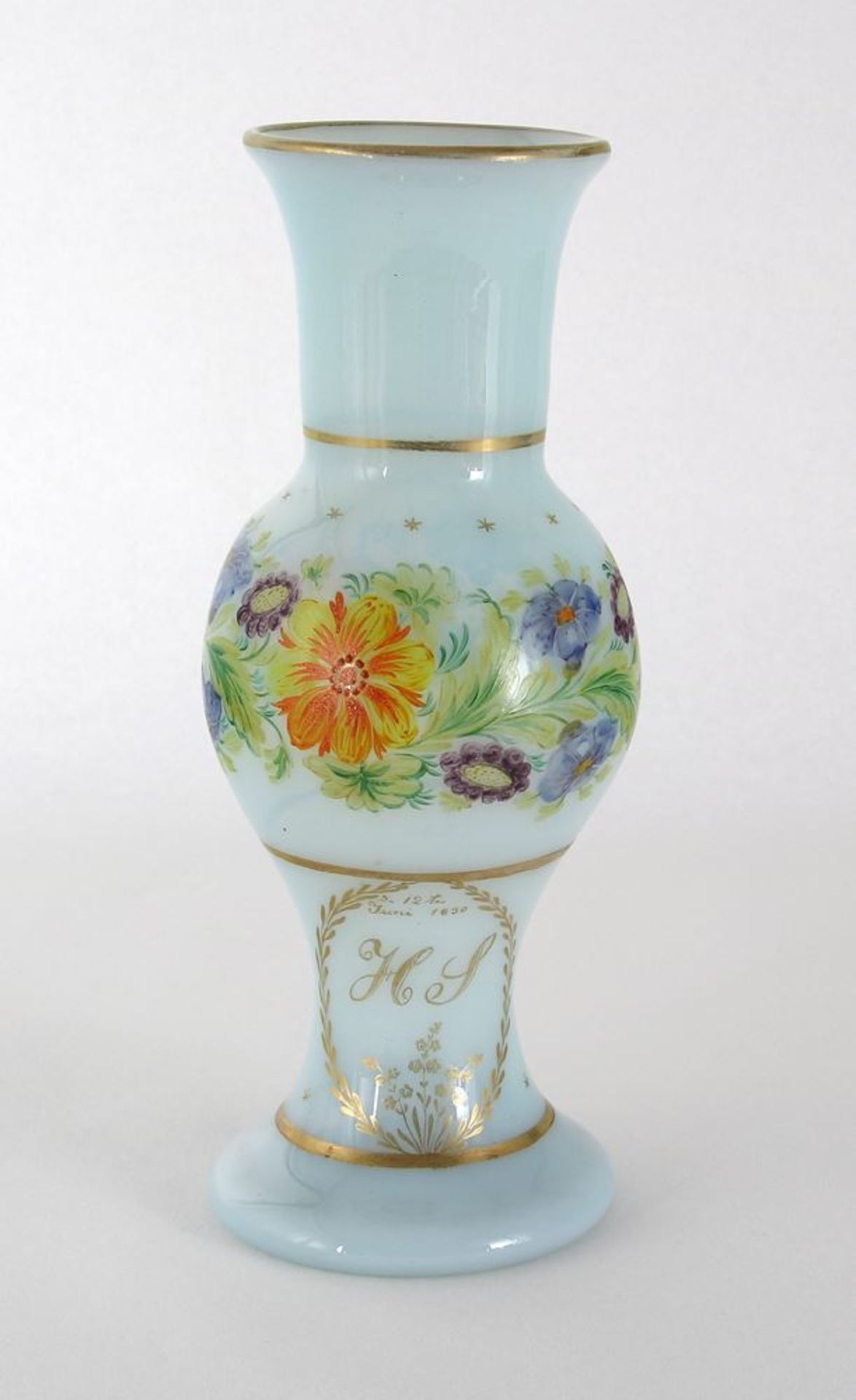 Biedermeier VaseDeutsch um 1930. Blaues, leicht transluzierendes Glas mit Blumenmalerei und