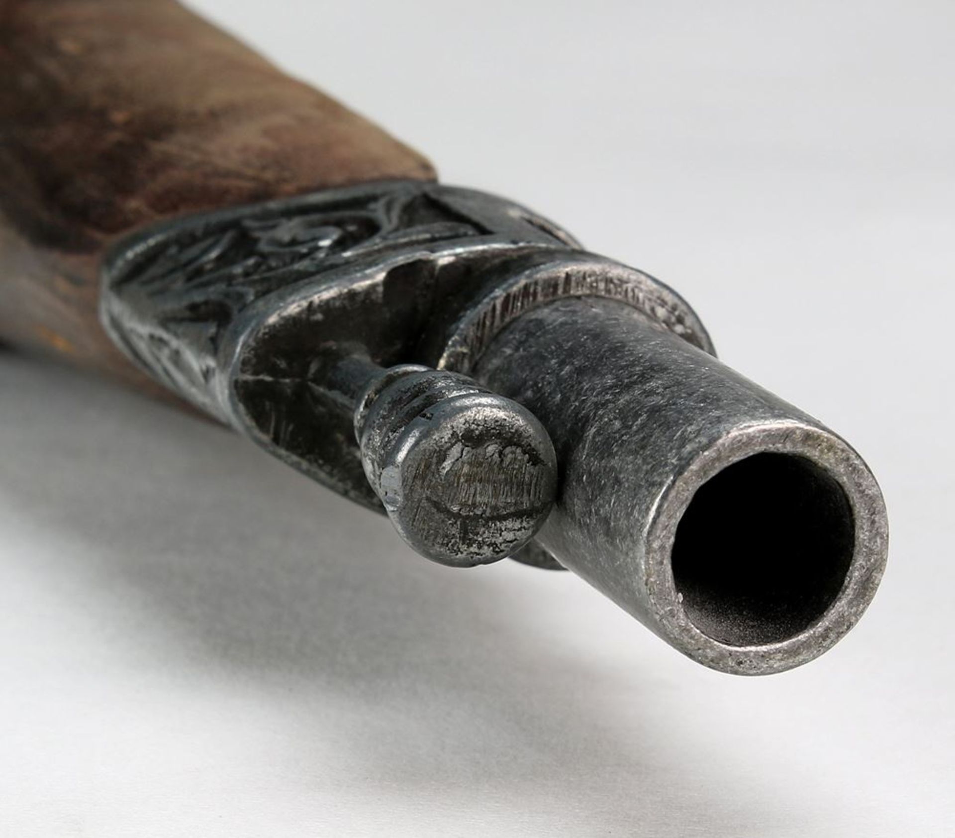 Steinschloßpistolein der Art einer barocken Waffe. Länge ca. 32 cm, Gewicht ca. 6,8 Kilogramm. - Bild 5 aus 5