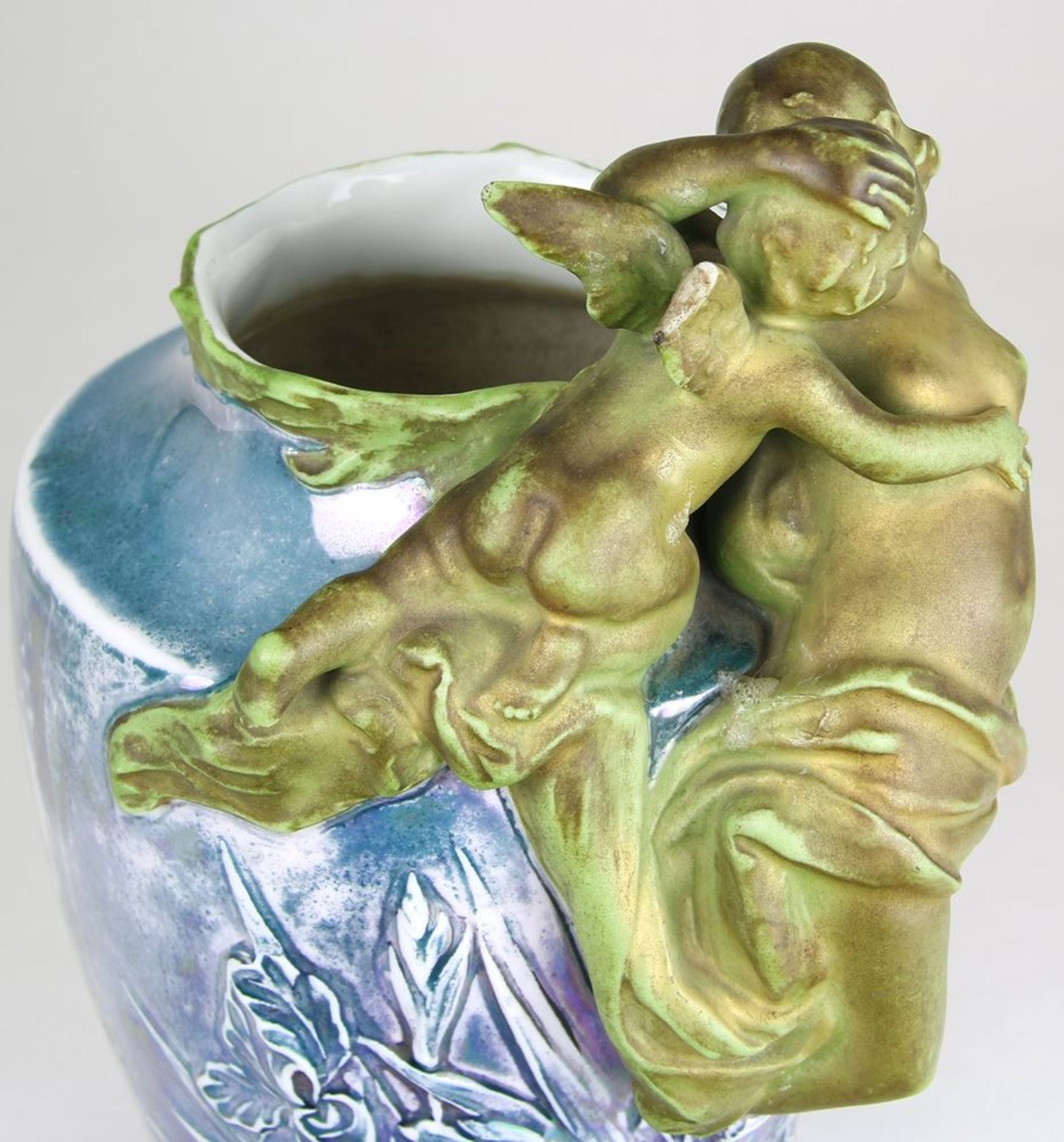 Jugendstil VaseHeubach, Lichte um 1900. Keramikvase mit floralem Reliefdekor und Nymphe mit Amor - Bild 4 aus 7