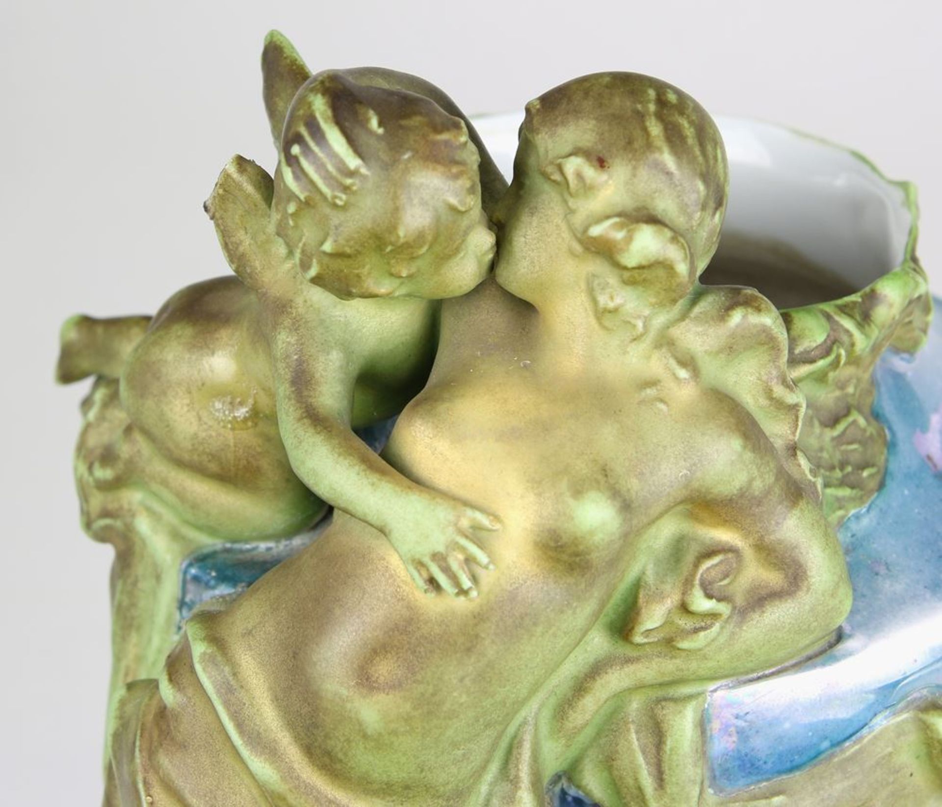 Jugendstil VaseHeubach, Lichte um 1900. Keramikvase mit floralem Reliefdekor und Nymphe mit Amor - Bild 5 aus 7