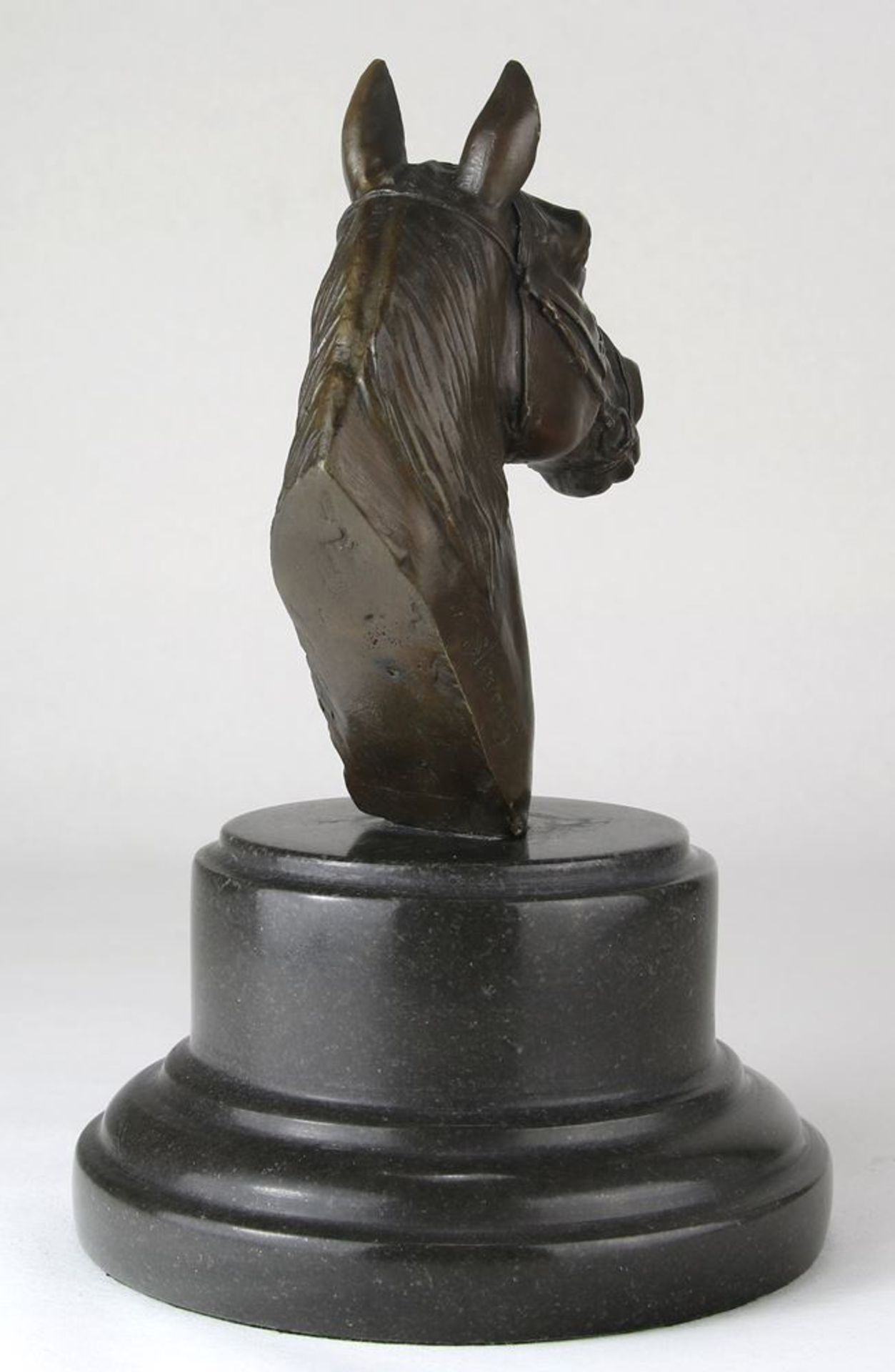 PferdeskulpturBezeichnet Steves. Bronze auf getrepptem Marmorsockel. Naturalistisch gearbeiteter - Bild 2 aus 5