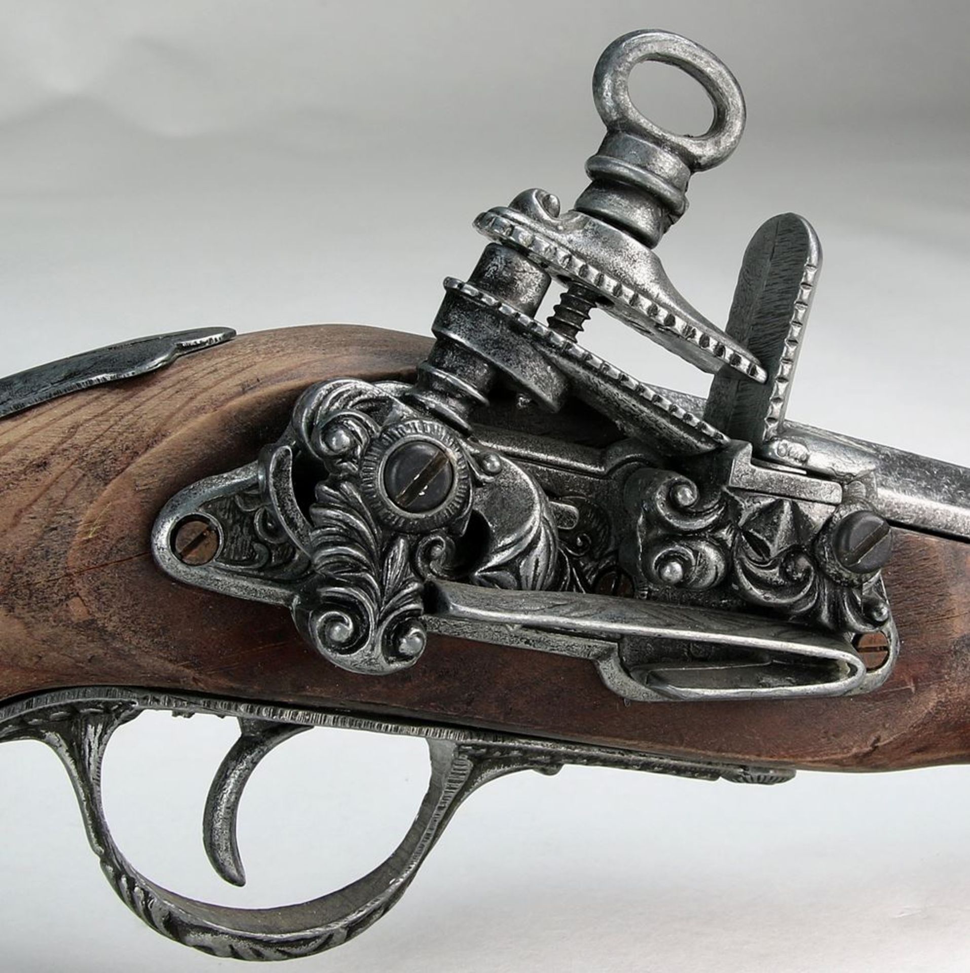 Steinschloßpistolein der Art einer barocken Waffe. Länge ca. 32 cm, Gewicht ca. 6,8 Kilogramm. - Bild 3 aus 5