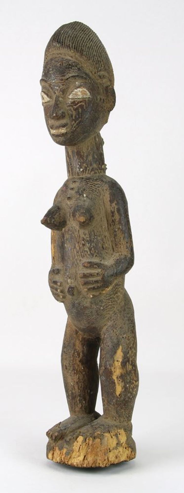 Alter Ego FigurAfrika, Stamm der Baule um 1900. Stehende Frauenfigur mit vor dem Bauch verschränkten