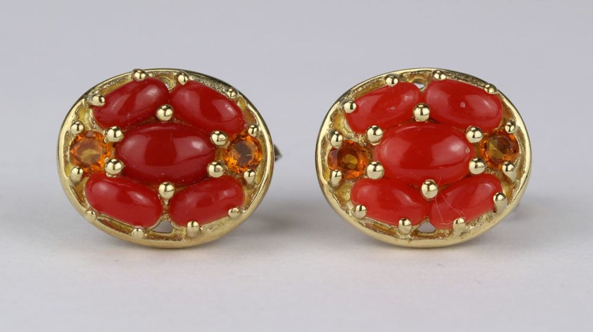 Paar Ohrstecker20. Jh. GG 375. Korallcabochons und Citrine im ovalen Kopf. Größe ca. 11 x 9 mm,