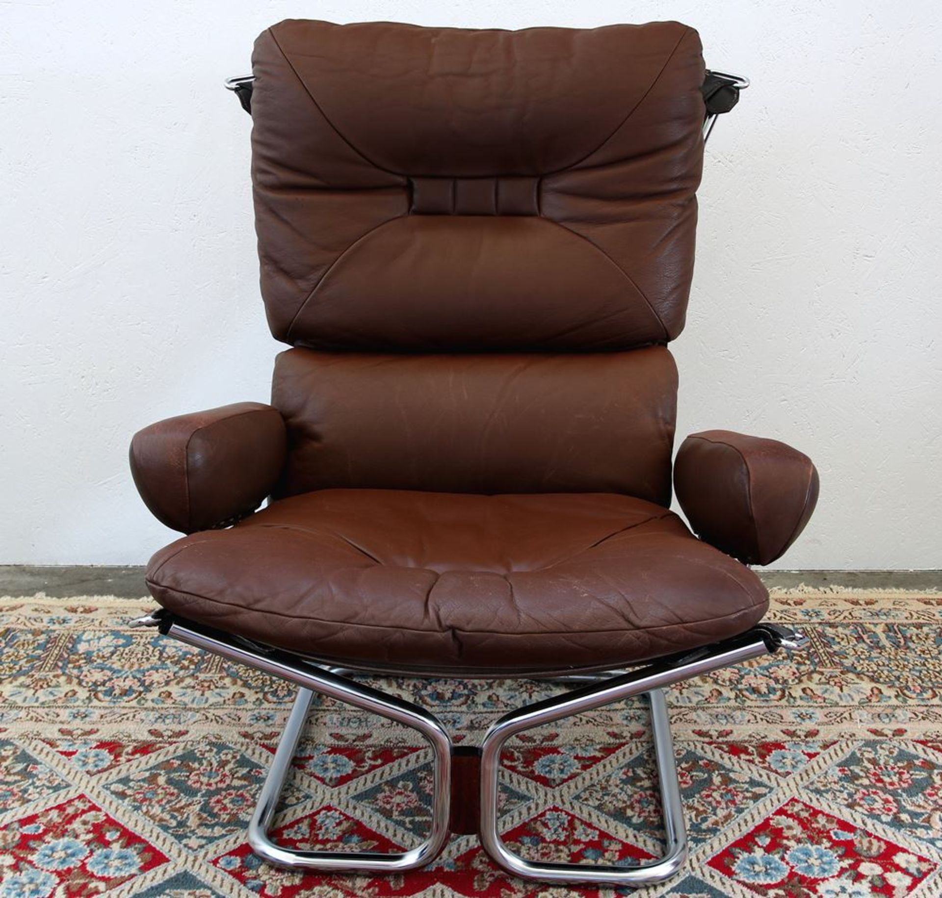 Designer Sessel1970-er Jahre. Chromgestell und braunes Leder. Größe ca. 78 x 73 cm, Höhe ca. 106 cm,