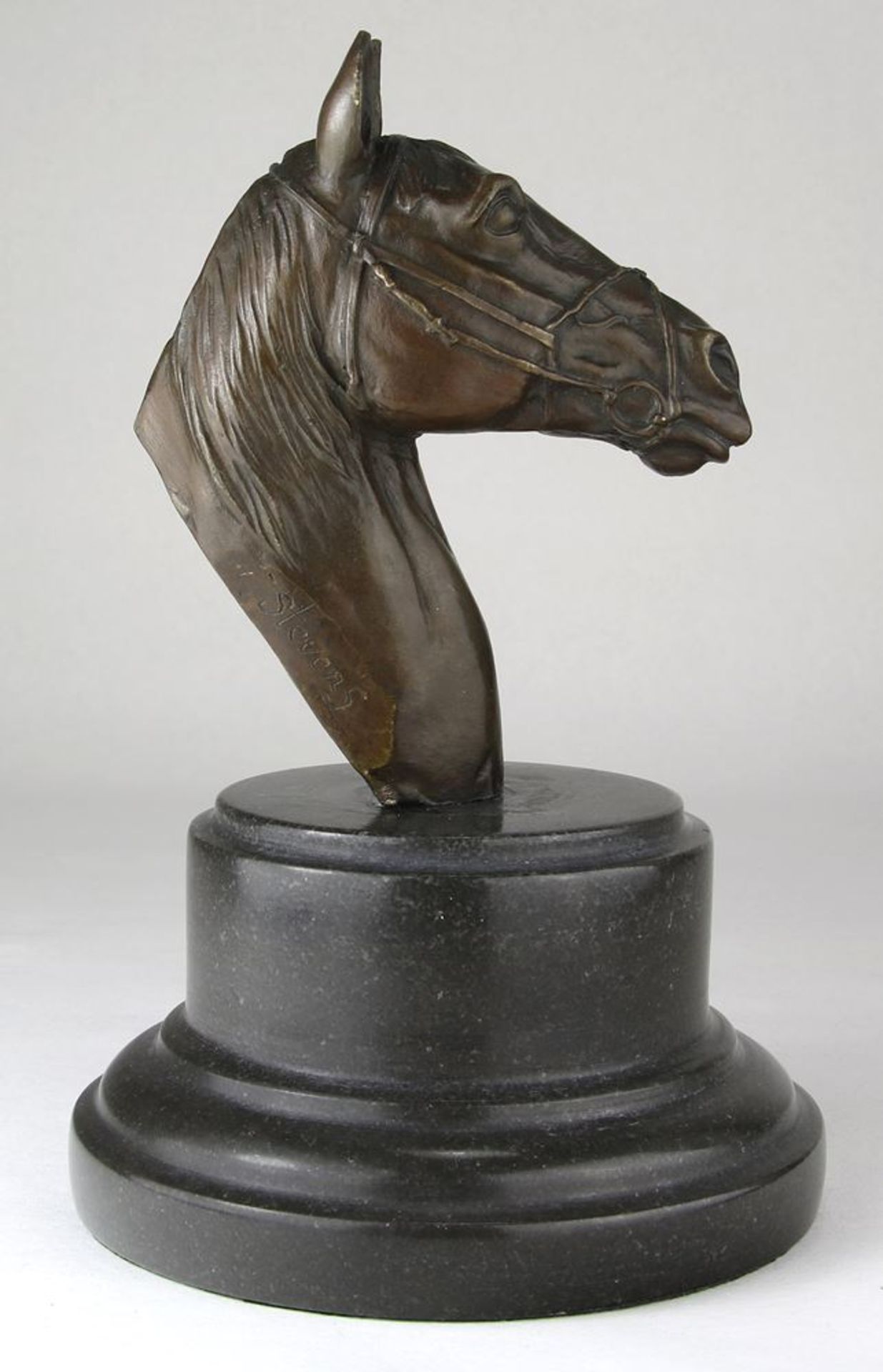 PferdeskulpturBezeichnet Steves. Bronze auf getrepptem Marmorsockel. Naturalistisch gearbeiteter - Bild 3 aus 5