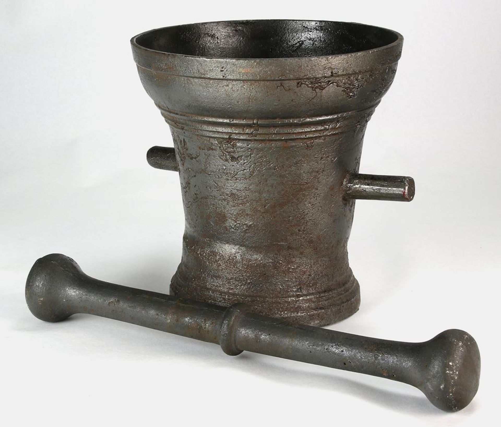 Größer Mörsermit Pistill. Gußmaterial. Höhe ca. 32 cm, Gesamtgewicht ca. 8,5 Kilogramm.