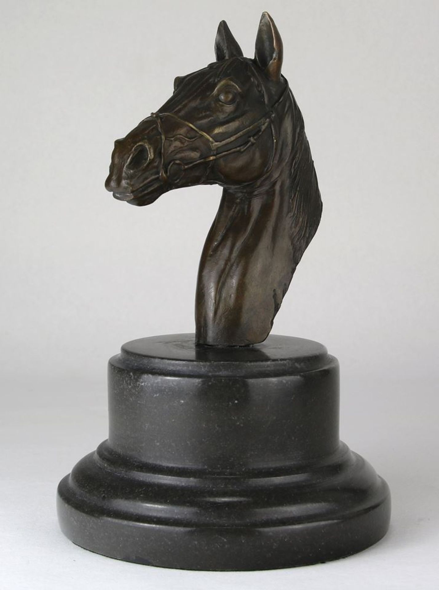 PferdeskulpturBezeichnet Steves. Bronze auf getrepptem Marmorsockel. Naturalistisch gearbeiteter