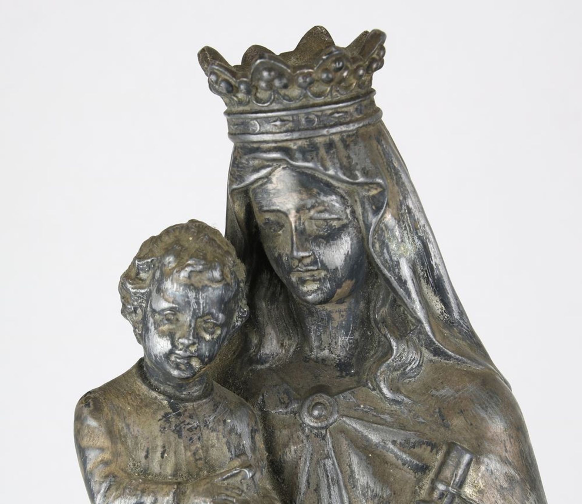 Madonna mit KindWohl deutsch um 1900. Metallguß mit Spieluhr im Inneren. Größe ca. 12 x 12 cm, - Image 3 of 6