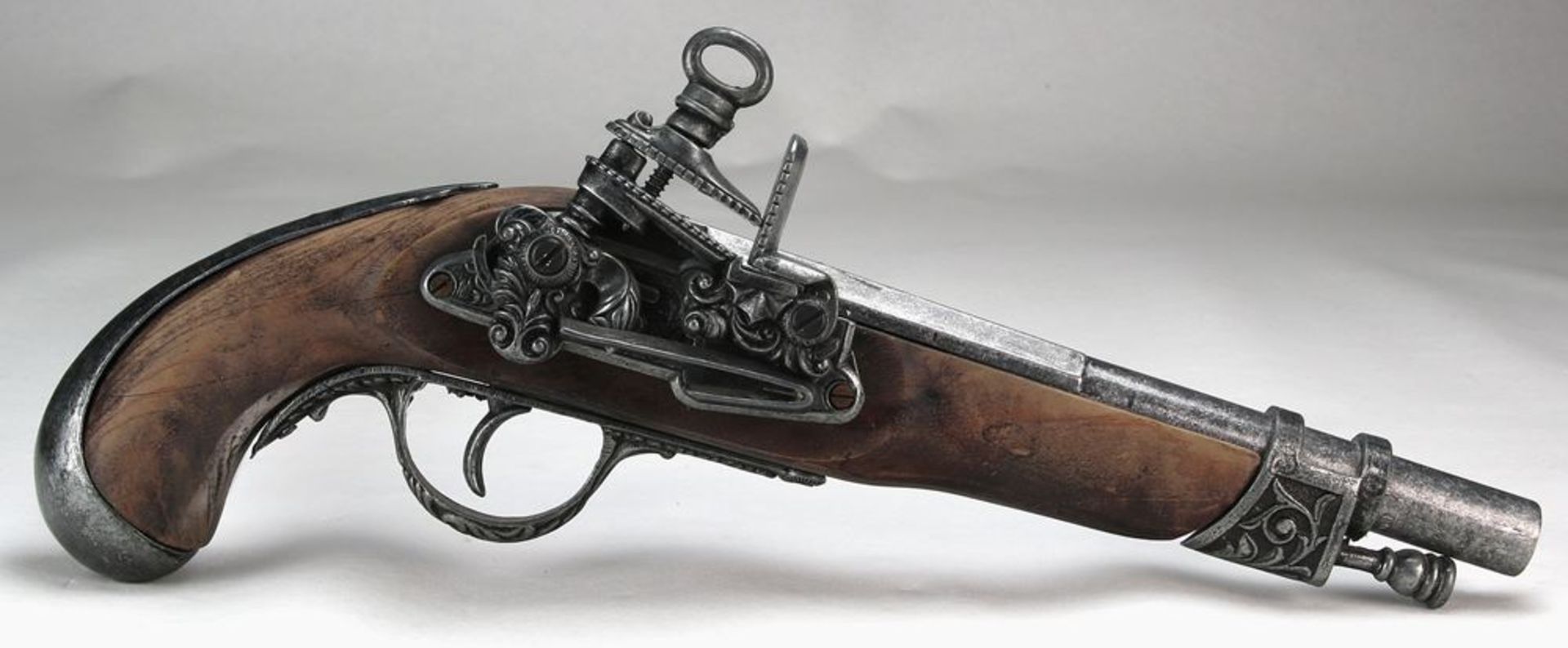 Steinschloßpistolein der Art einer barocken Waffe. Länge ca. 32 cm, Gewicht ca. 6,8 Kilogramm.