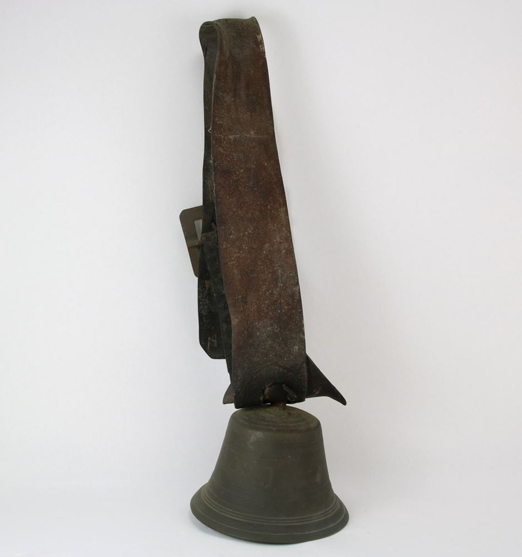 KuhglockeAlpenraum um 1900. Durchmesser ca. 17 cm, Gewicht mit Lederriemen ca. 2 Kilogramm. - Bild 3 aus 4