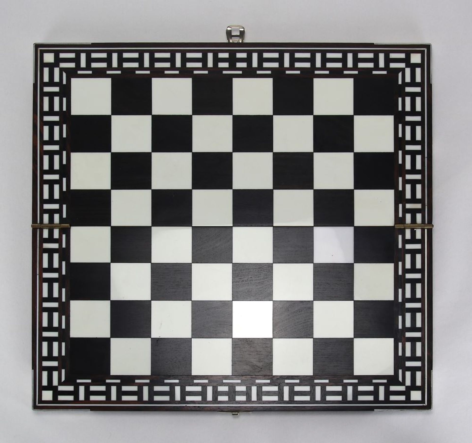 SchachspielIndien 20. Jh. Bein, ein Satz gefärbt. Passendes Schachbrett. Größe des Bretts ca. 36 x - Bild 4 aus 5