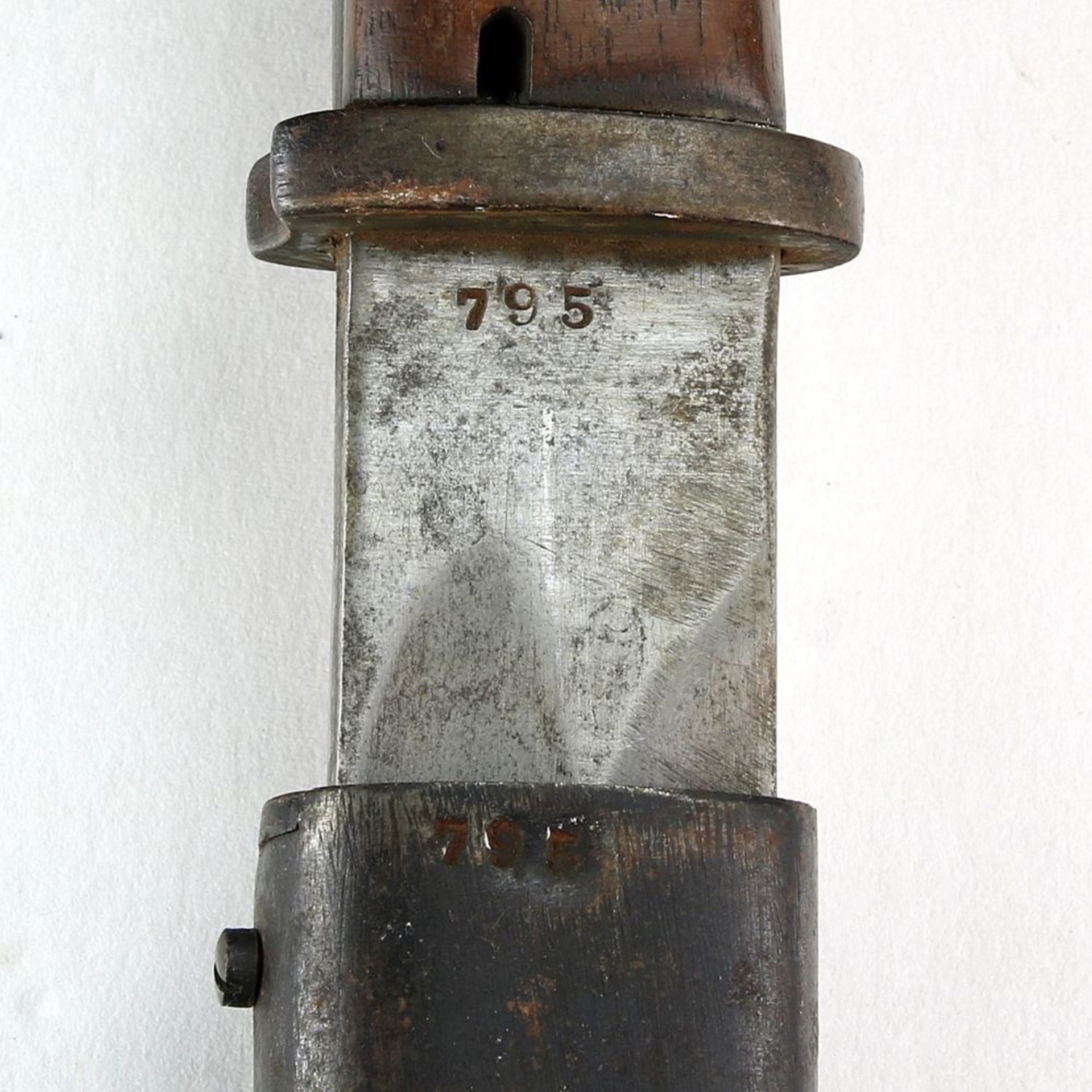 Seitengewehr19./20. Jh. In geschwärzter Metallscheide. Gleichlautende Nummer 795, Herstellermarke - Bild 6 aus 7