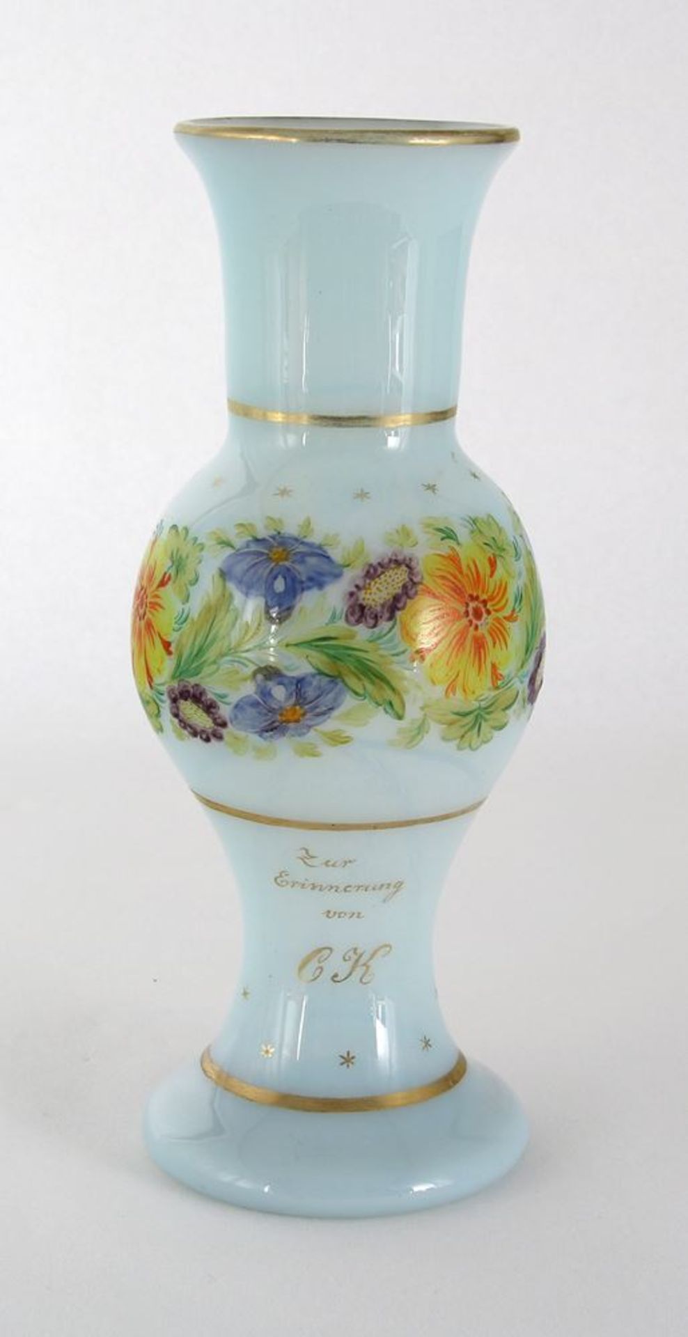 Biedermeier VaseDeutsch um 1930. Blaues, leicht transluzierendes Glas mit Blumenmalerei und - Bild 2 aus 3