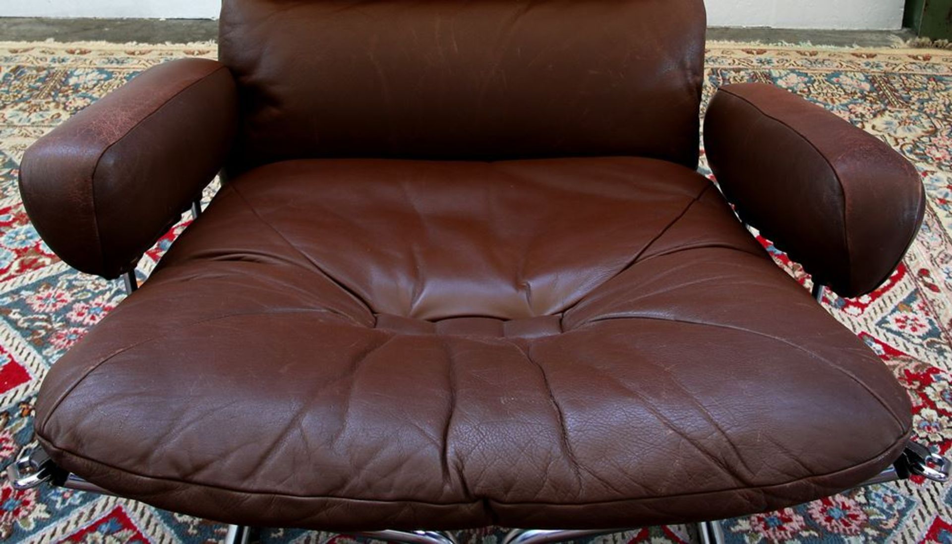 Designer Sessel1970-er Jahre. Chromgestell und braunes Leder. Größe ca. 78 x 73 cm, Höhe ca. 106 cm, - Bild 4 aus 4