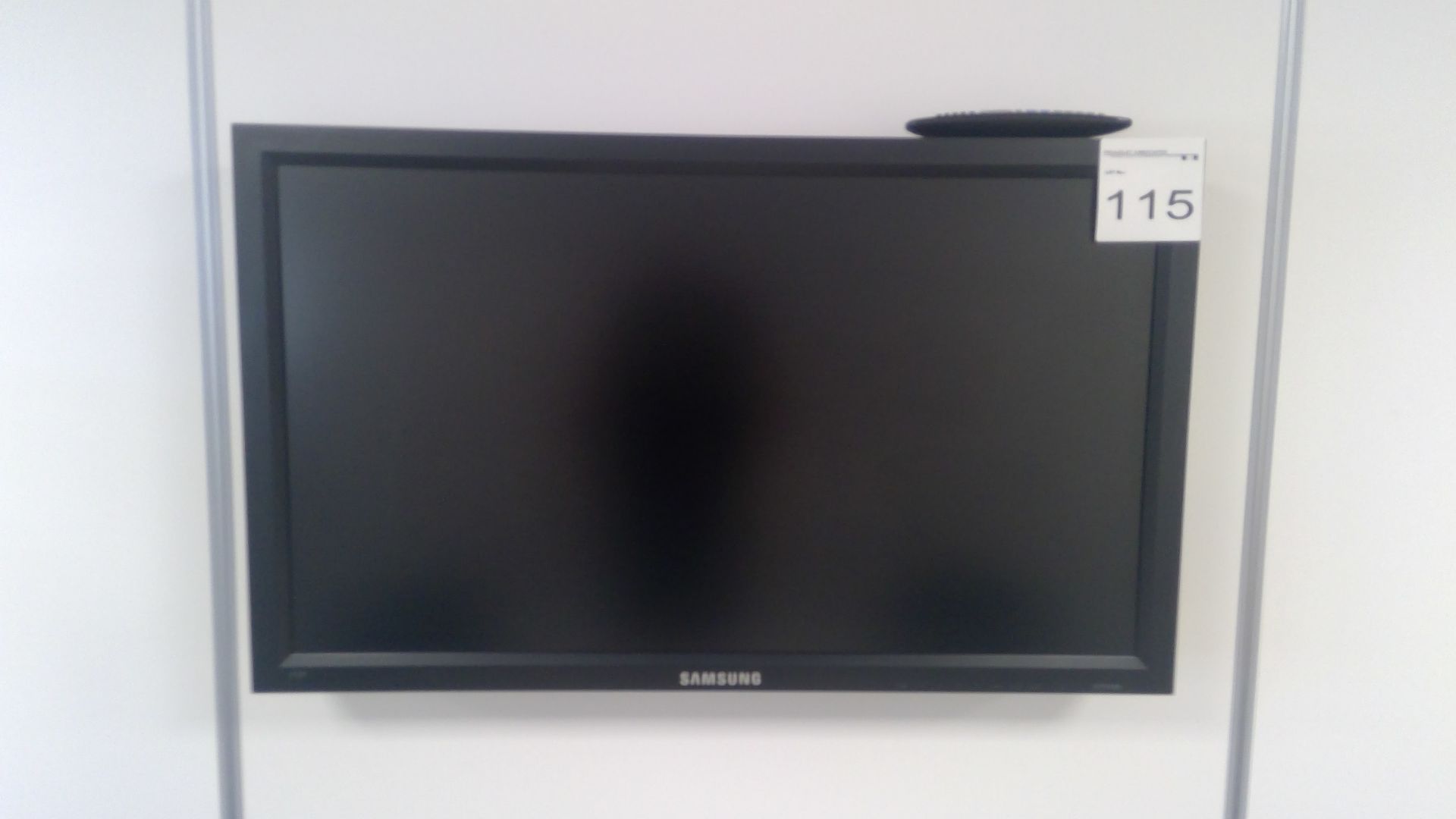 Samsung LH40 32" LCD TV with remote and wall mounting