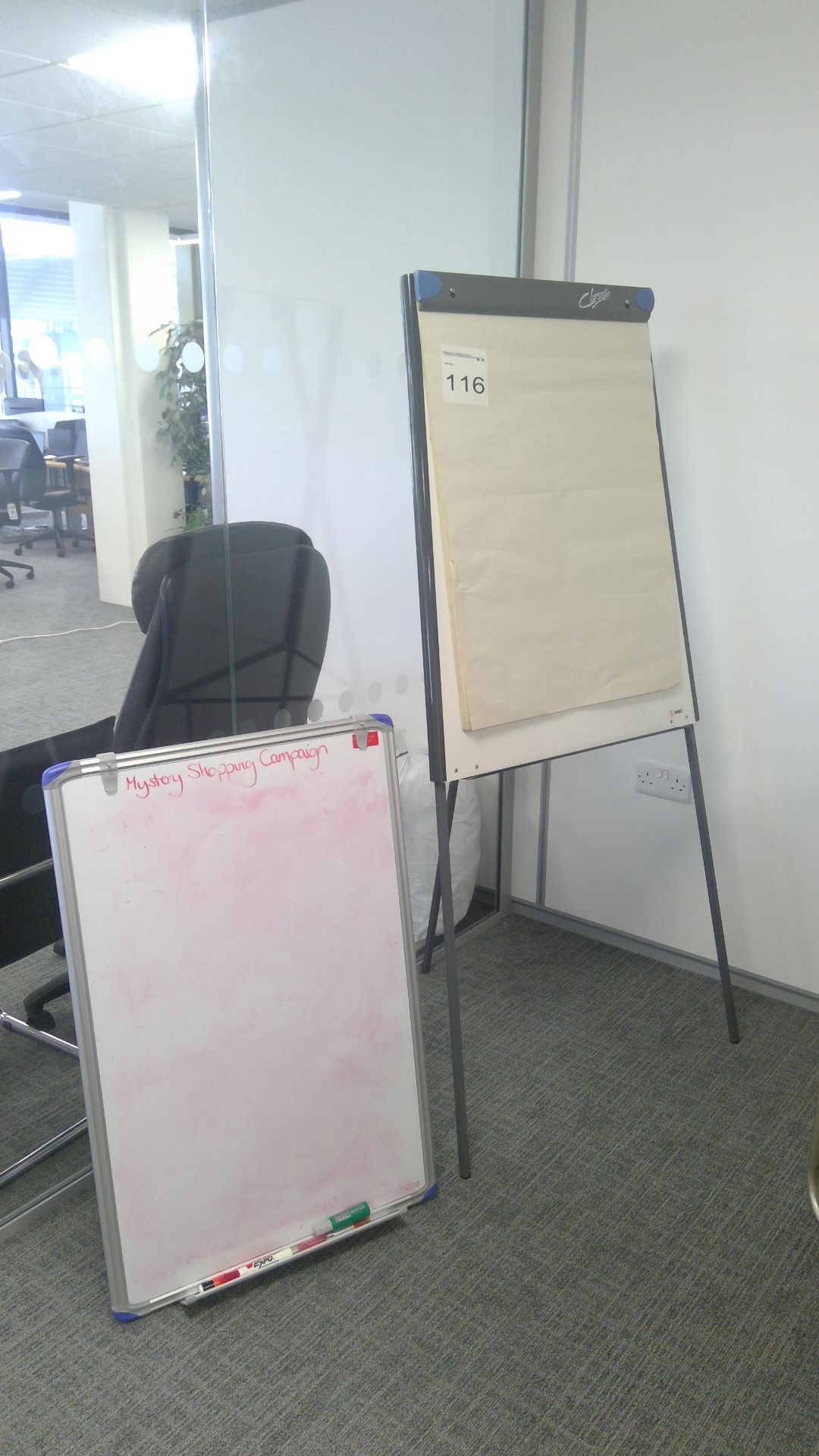 Classic freestanding flipchart and freestanding white board