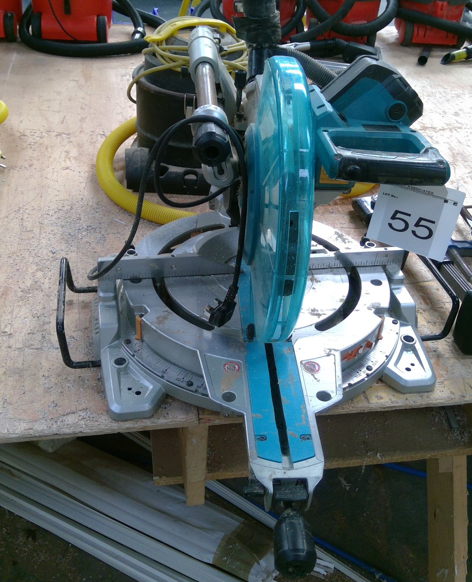 Makita LS1219 240v 305mm dia Compound mitre saw c/w V-TUF vacuum extraction