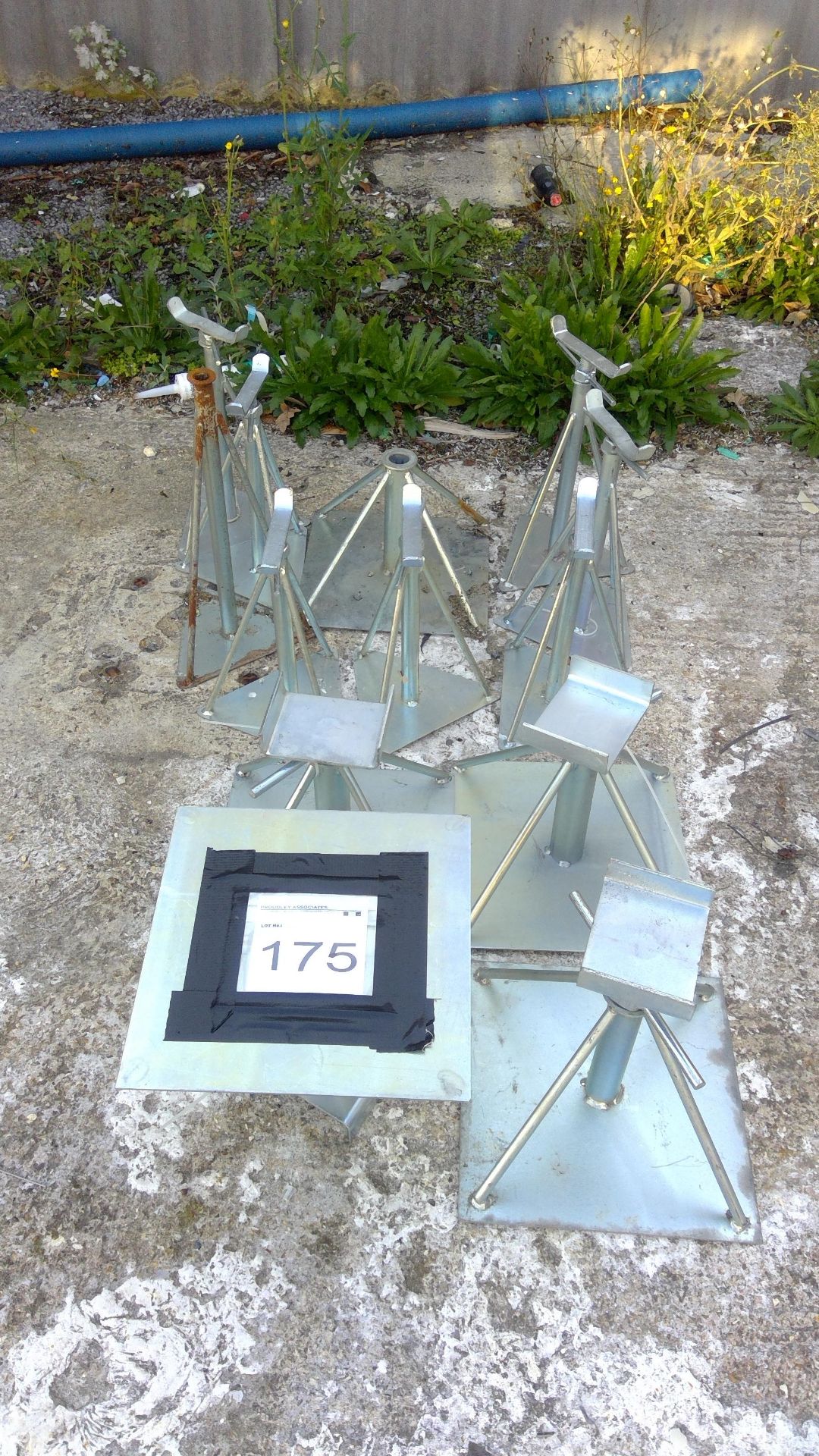 Quantity of galvanised axle stands