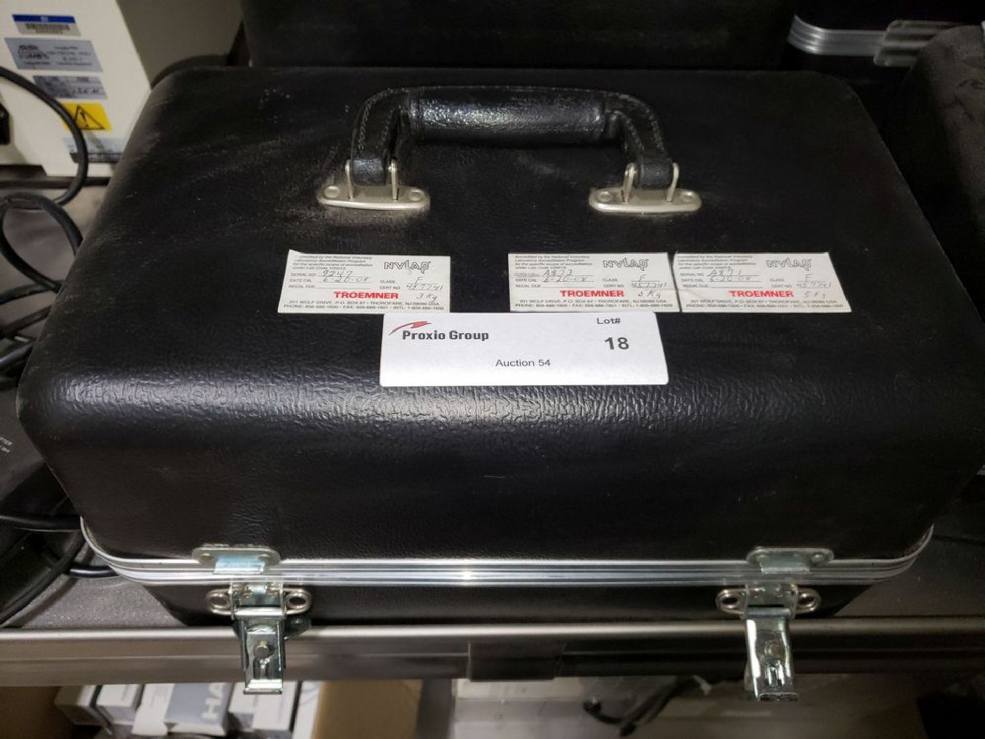 Lot of (3) Troemer calibration weights, (2) 5kg and (1) 3kg, in case - Image 5 of 6