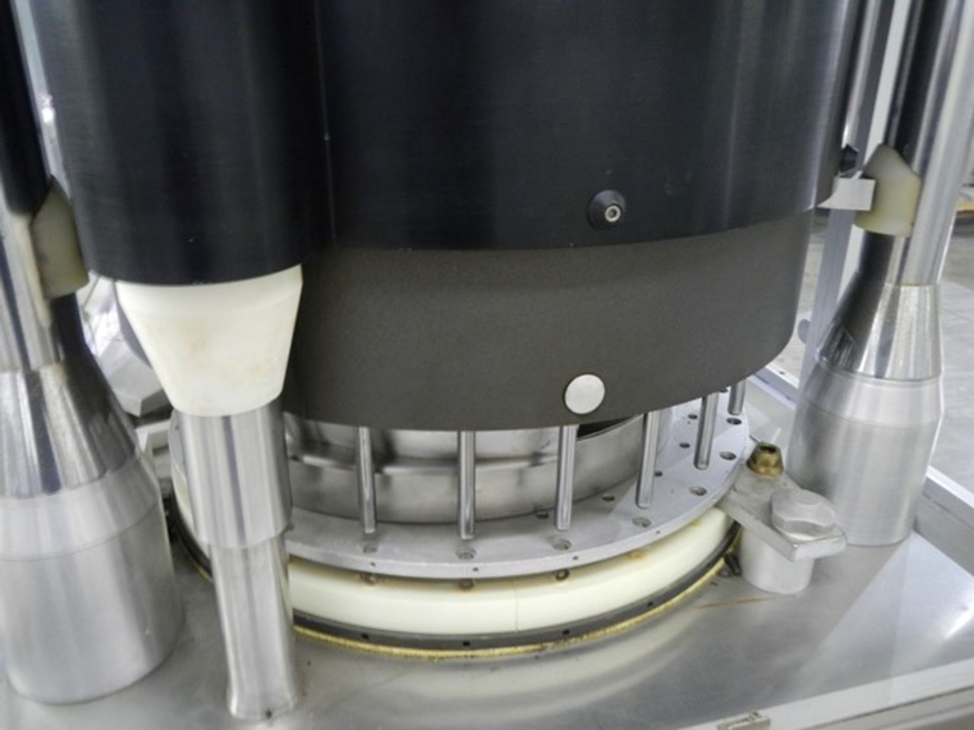 MG2 G60 capsule filler capable of production up to 60,000 capsules per hour with vacuum unit - Image 10 of 17