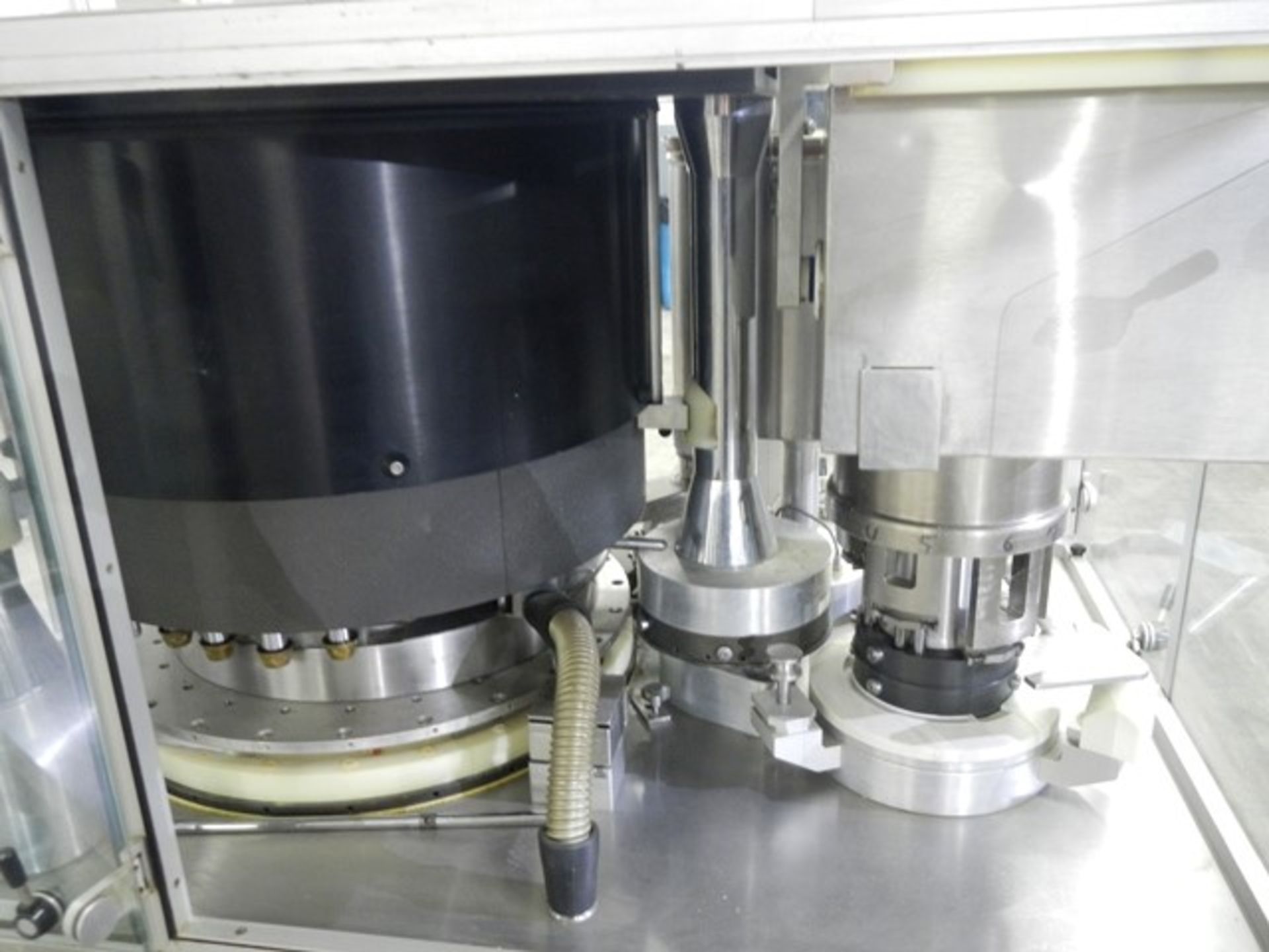 MG2 G60 capsule filler capable of production up to 60,000 capsules per hour with vacuum unit - Image 7 of 17