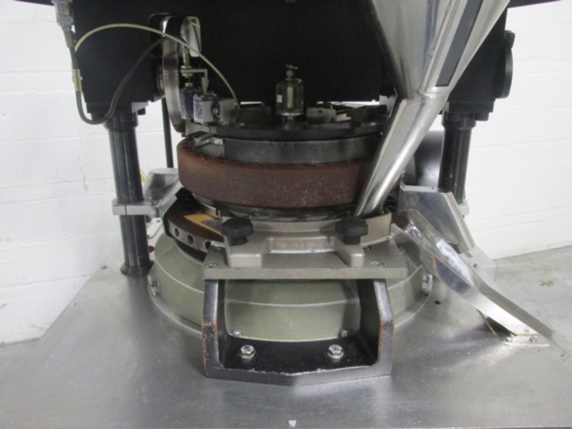 Manesty press rotary tablet press, model BB4, 35 station, 6.5 ton compression pressure, - Image 8 of 18