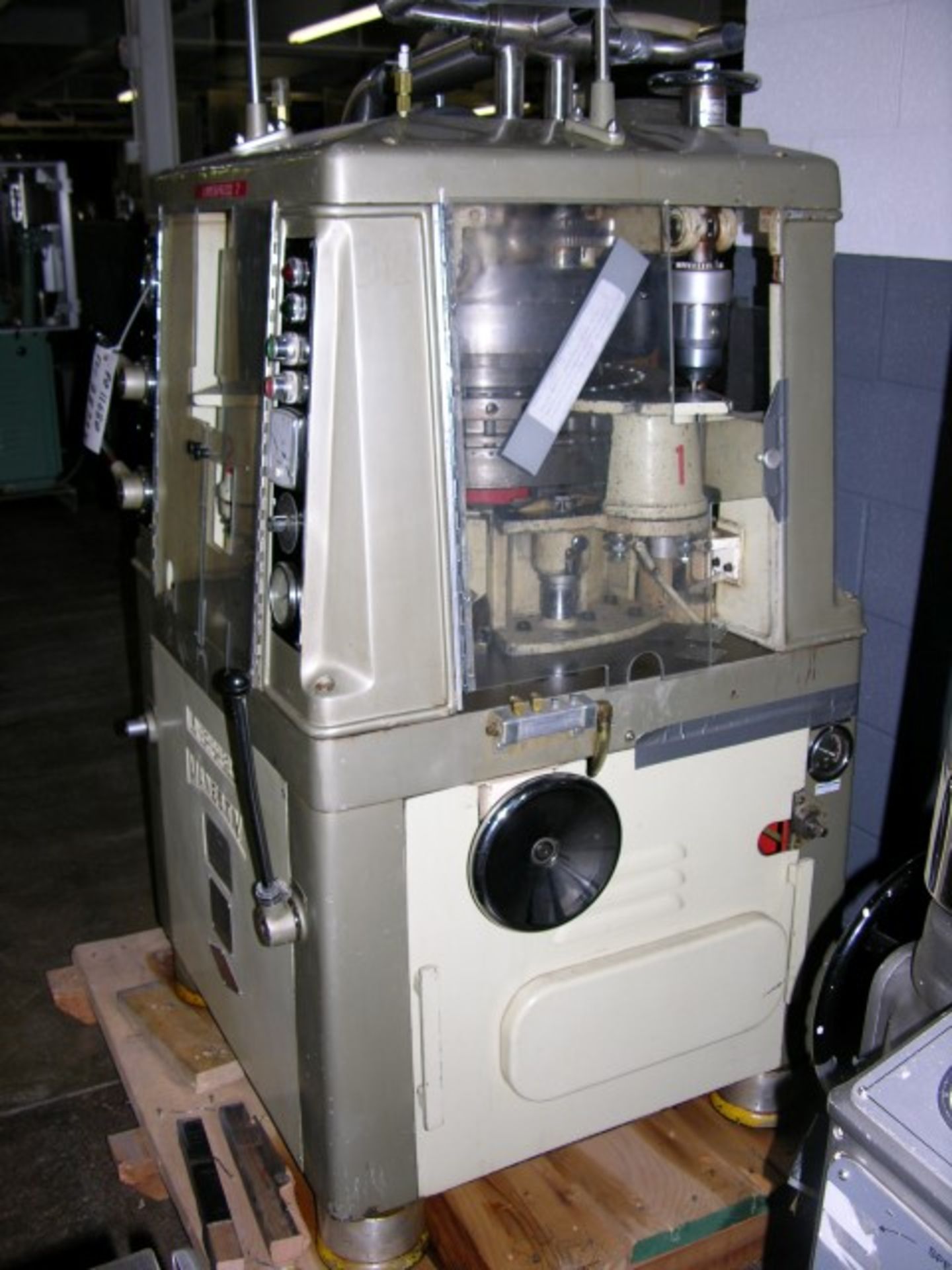 Manesty press rotary tablet press, model BB4, 35 station, 6.5 ton compression pressure, - Image 16 of 18