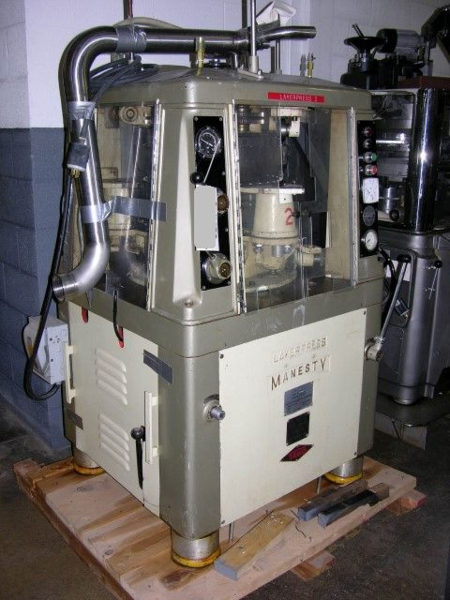 Manesty press rotary tablet press, model BB4, 35 station, 6.5 ton compression pressure, - Image 17 of 18