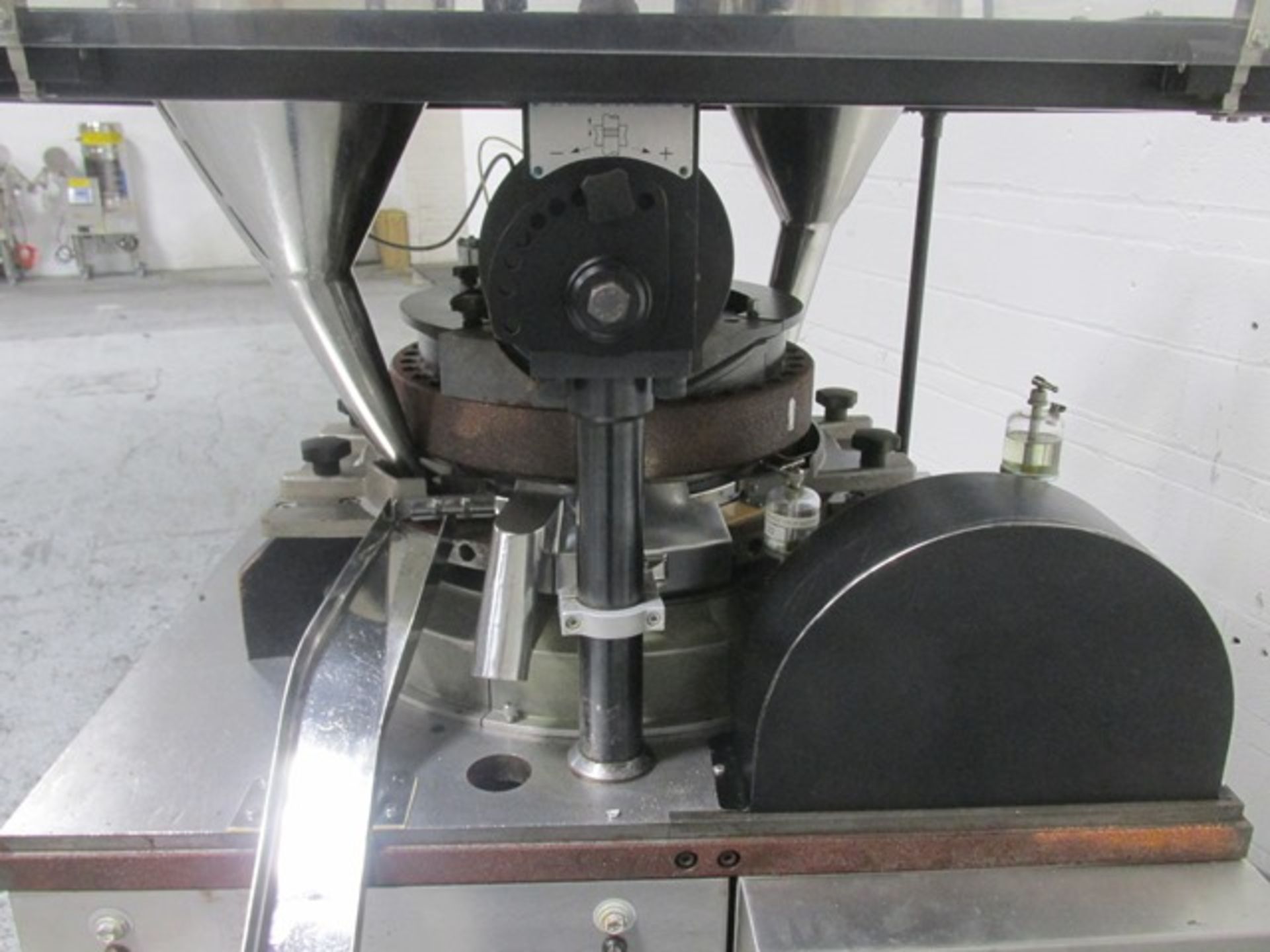 Manesty press rotary tablet press, model BB4, 35 station, 6.5 ton compression pressure, - Image 7 of 18