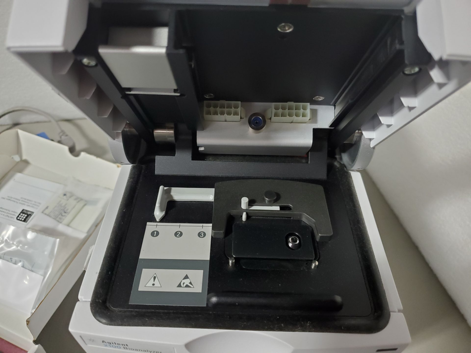 Agilent Bioanalyzer, Model 2100, using the LabChip system, with Bayonet cartridge, chip priming - Image 6 of 7