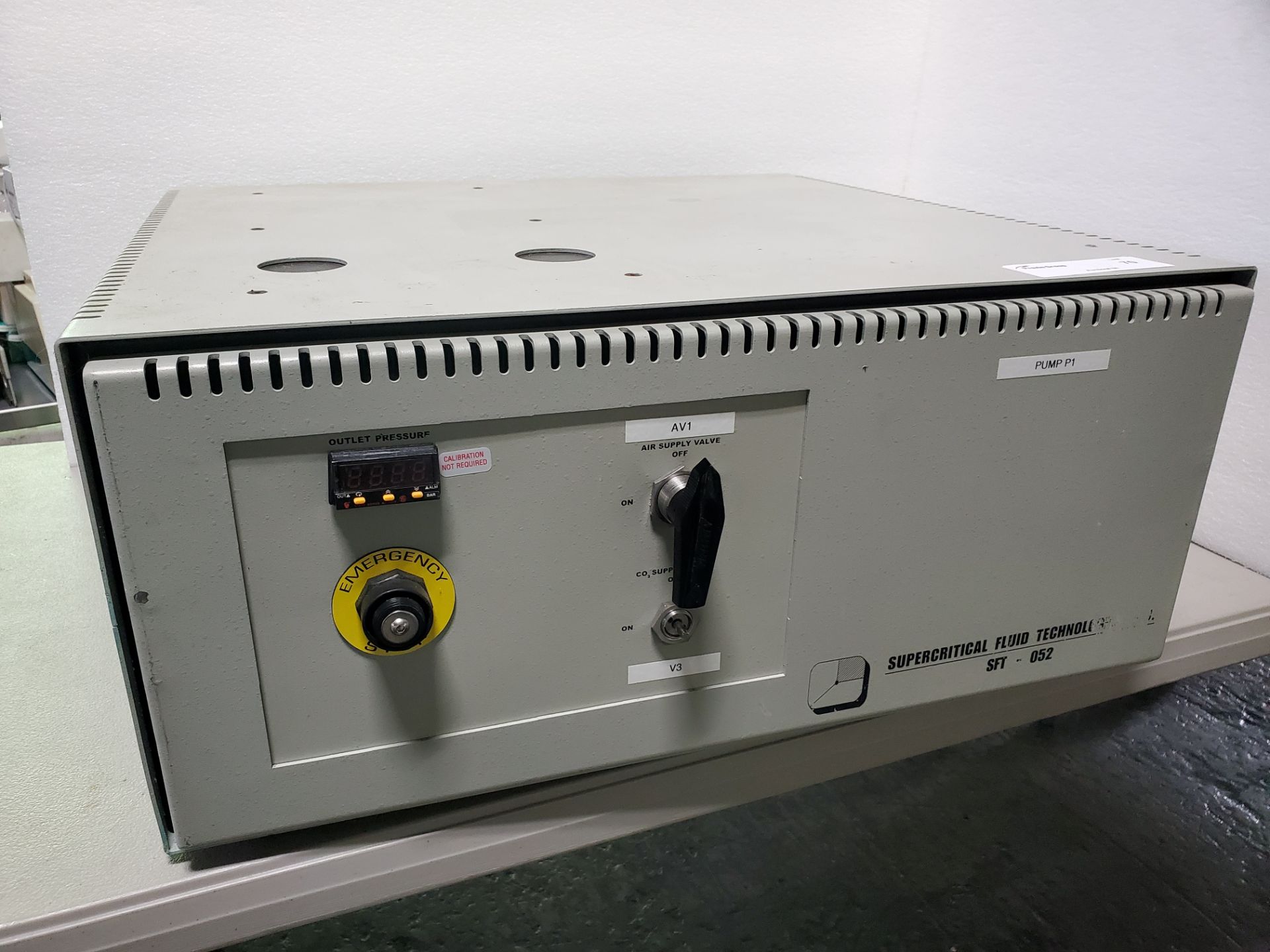 Supercritical Fluid Technologies CO2 pump, model SFT-052, with controls, 120 volt, serial# 084M007.