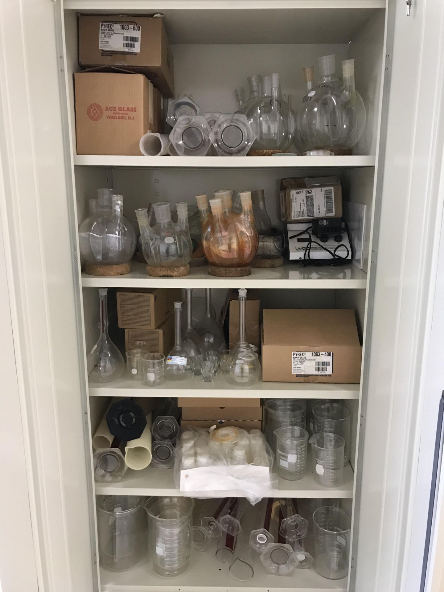 Lot of assorted laboratory glassware