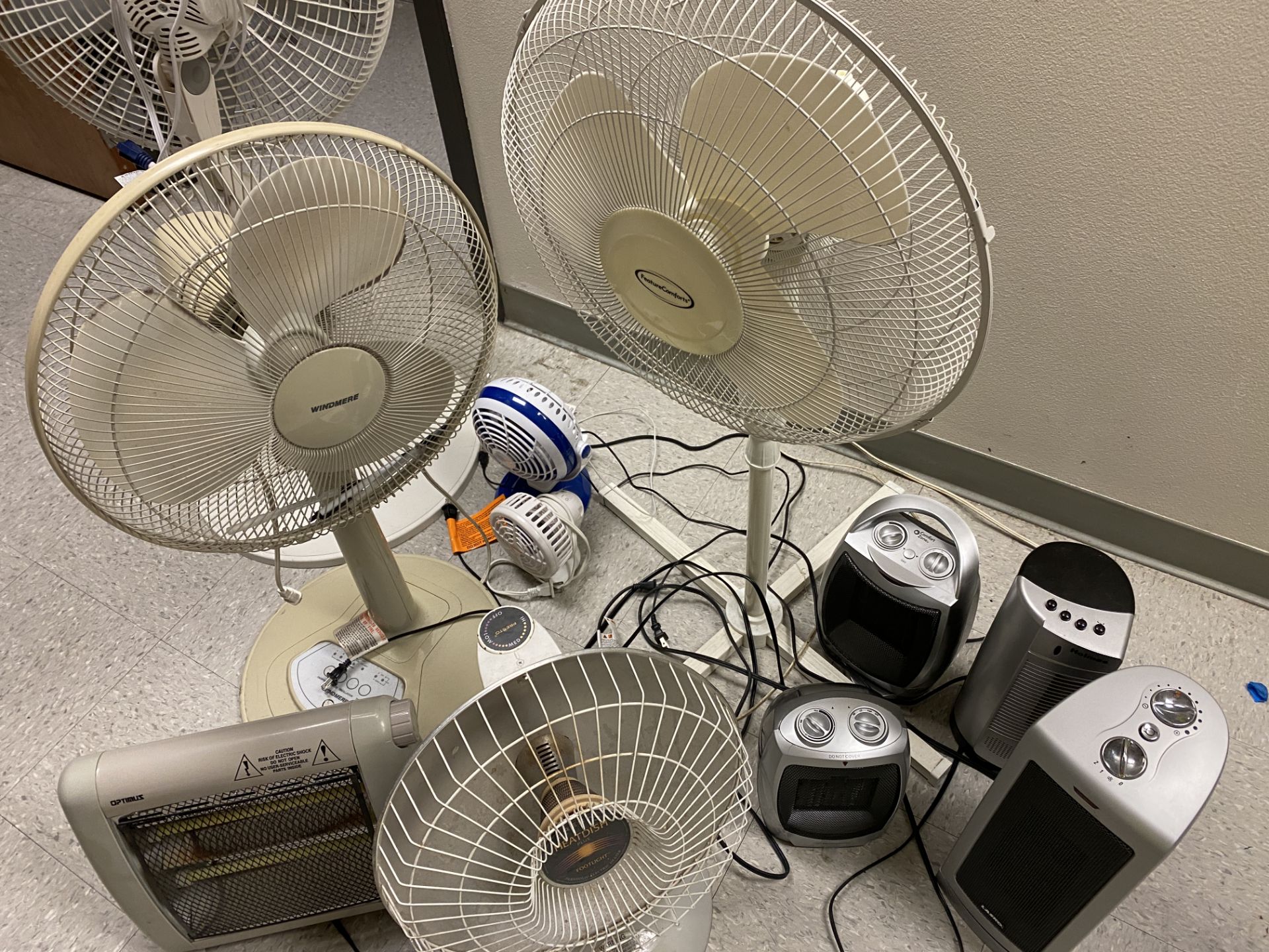 [LOT] (9) Electric fans and portable heaters [Rigging Fee: $20] - Image 2 of 3