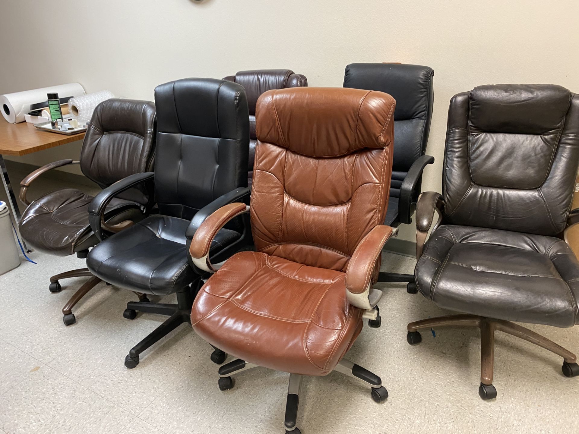 [LOT] (17) Office chairs [Rigging Fee: $30] - Image 3 of 3