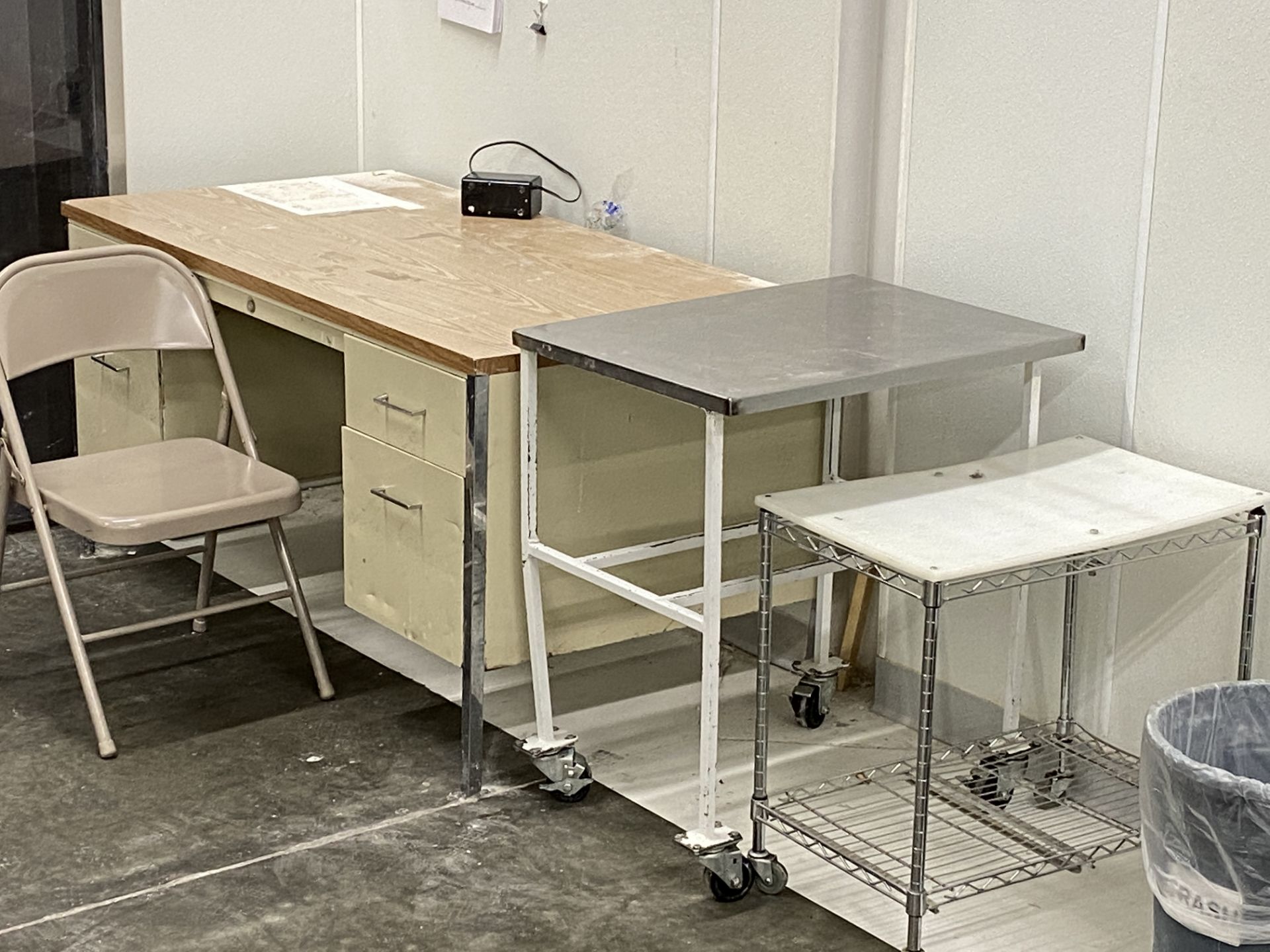 [LOT] (3) Desk and (2) carts as shown plus U shape work table and (1) 1 section 4 tiers metal