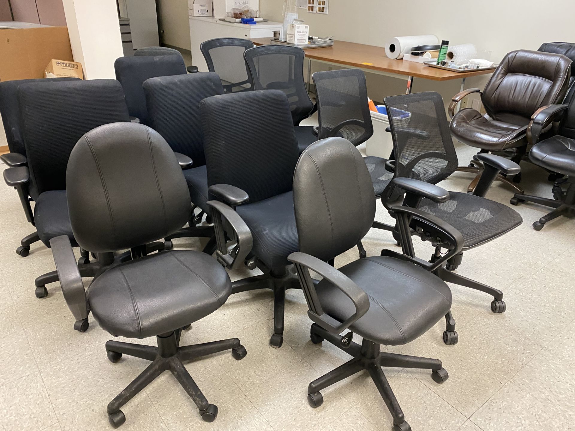[LOT] (17) Office chairs [Rigging Fee: $30]