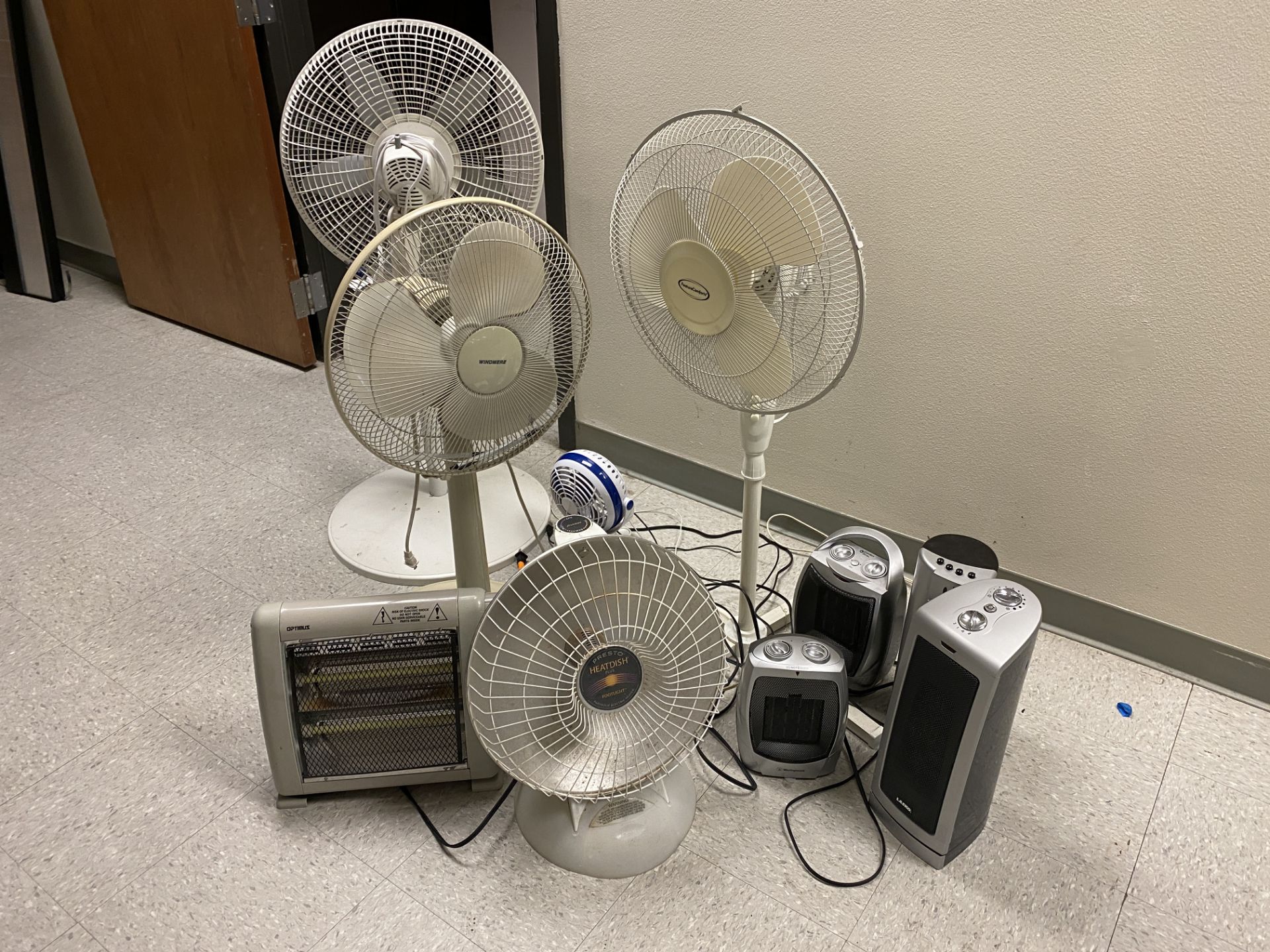 [LOT] (9) Electric fans and portable heaters [Rigging Fee: $20]