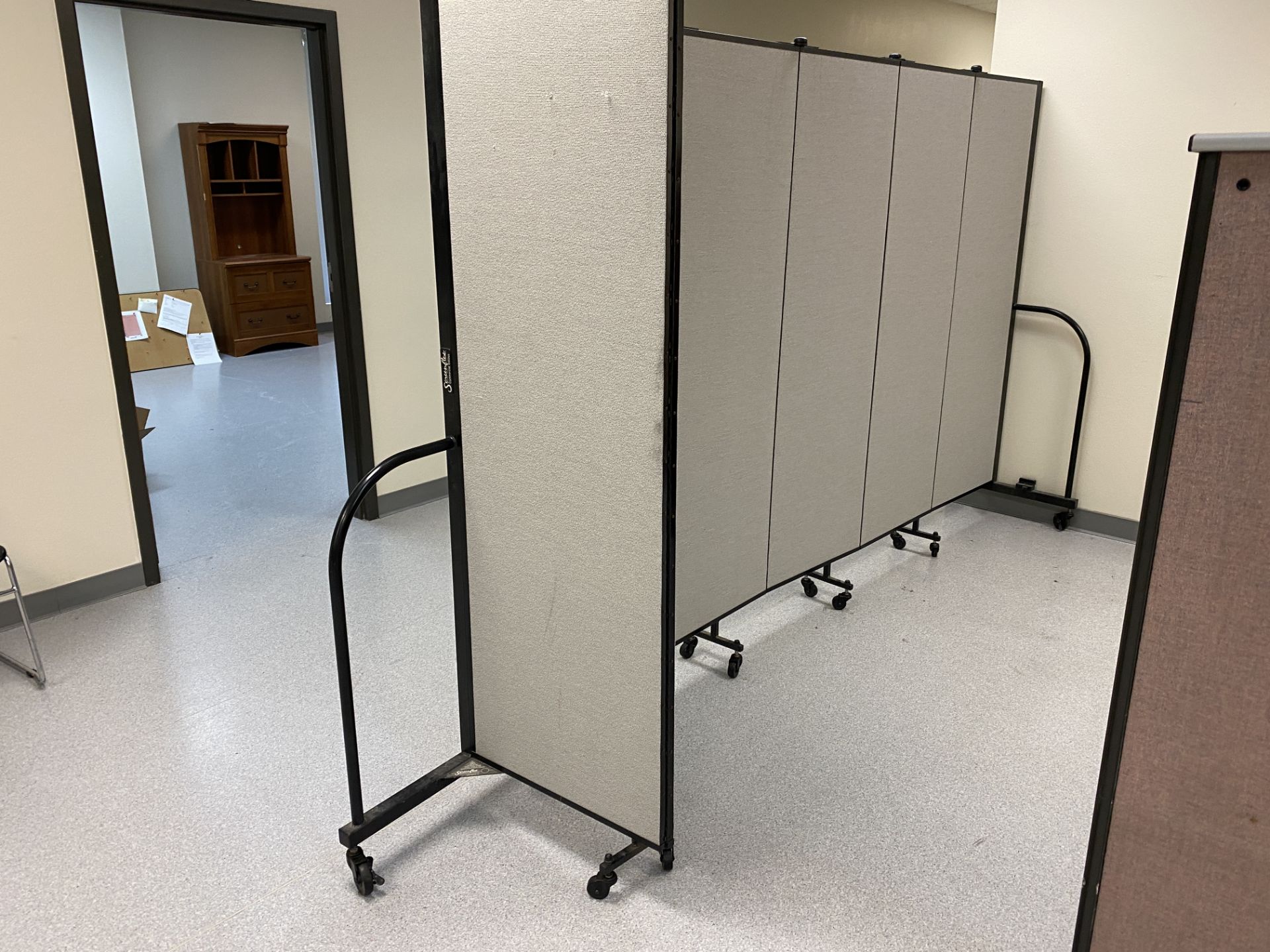 [LOT] (2) L-type Modular partitions [Rigging Fee: $100] - Image 2 of 3