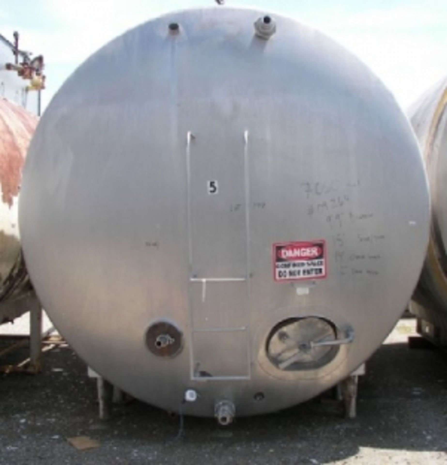 7,000 Gal Mueller horizontal tank