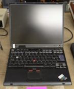 IBM T30 ThinkPad - Back panel missing.