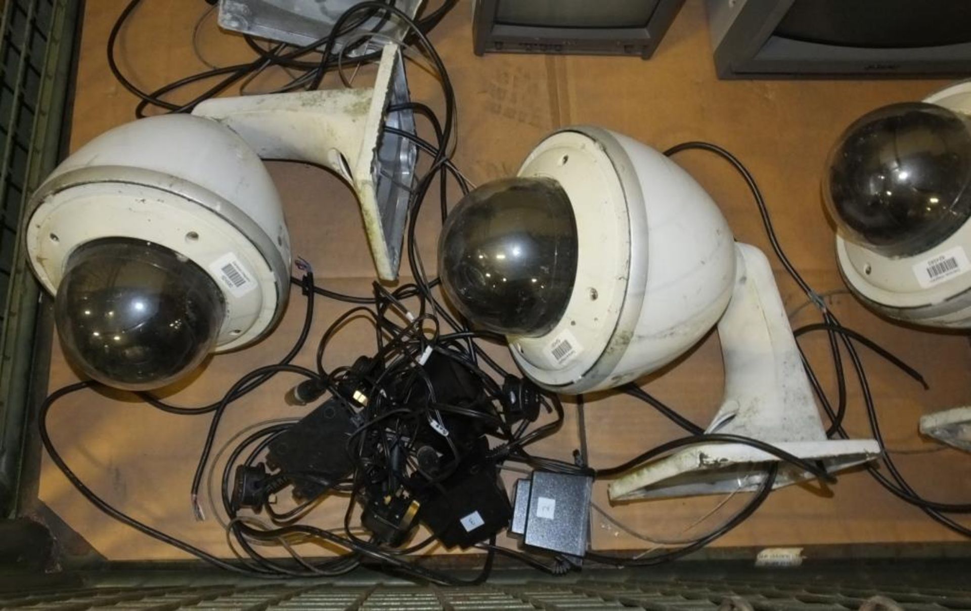 4 Large Outdoor Security Cameras & 2 Monitors - Image 3 of 3