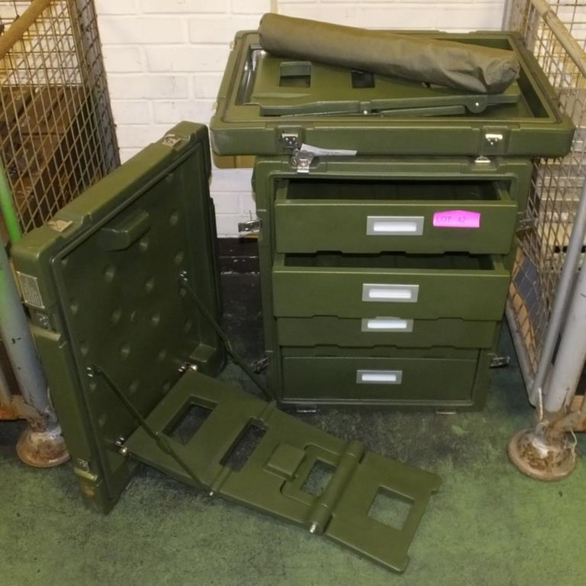 Cube Field Desk assembly - plastic