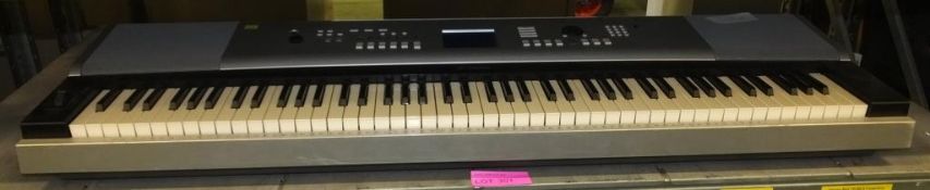 Yamaha DGX-520 Electric Keyboard