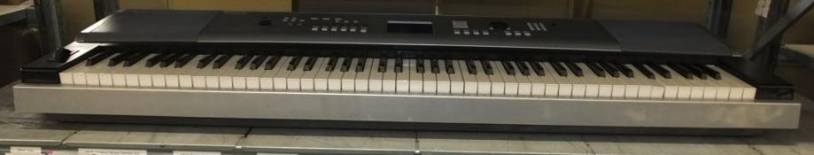 Yamaha DGX-520 Electric Keyboard