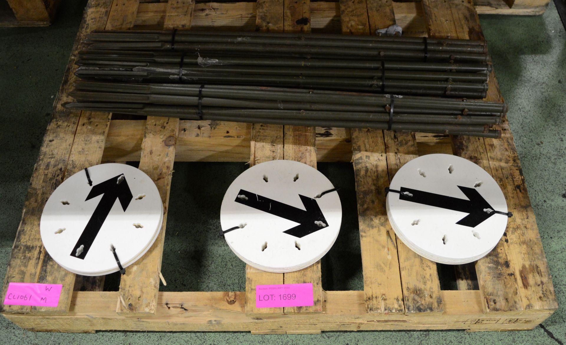 30x Arrow Signs & Metal Stakes.