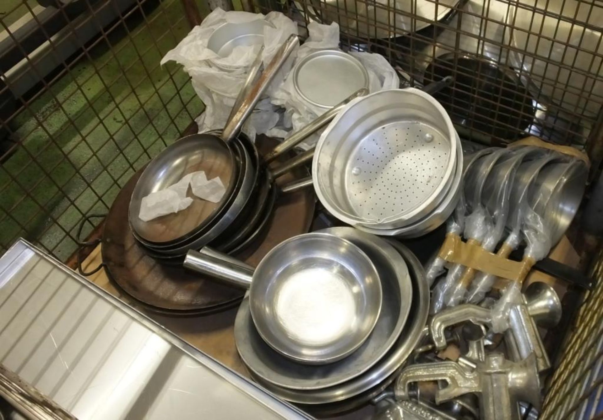 Catering Pans, Baking Trays, Frying Pans, Trays, Mincing Machines - Image 4 of 4